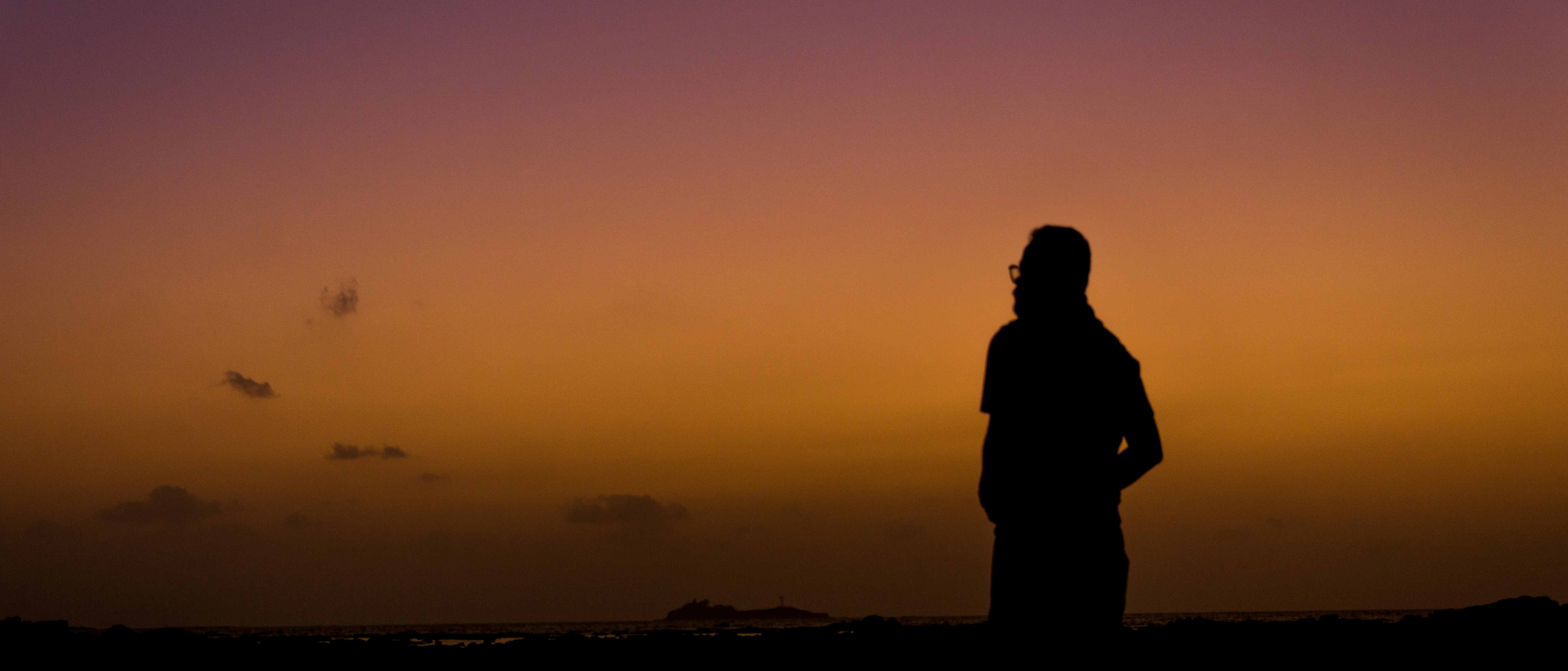 Silueta en atardecer vibrante
