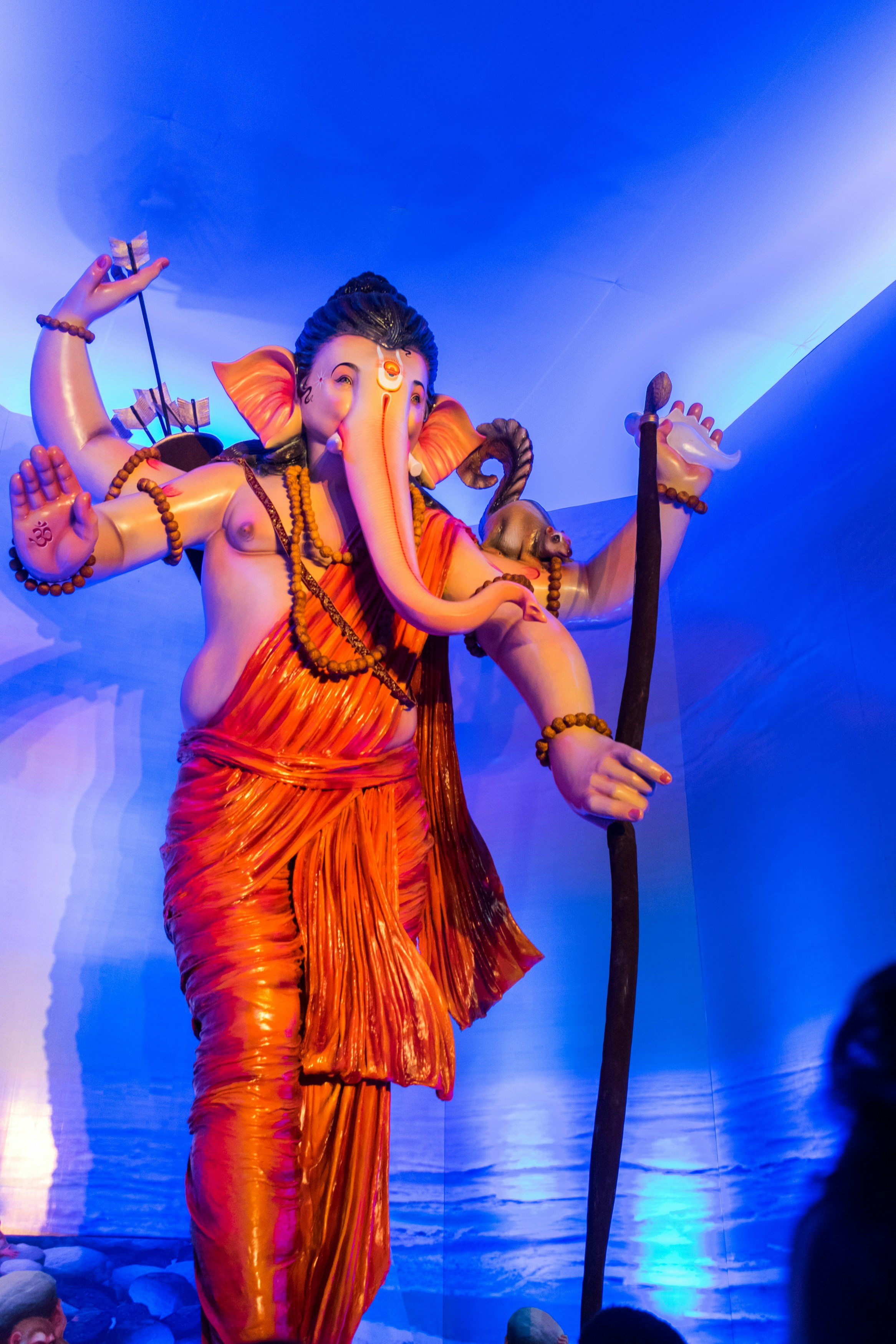 Uma estátua do senhor ganesha segurando um arco e flecha.