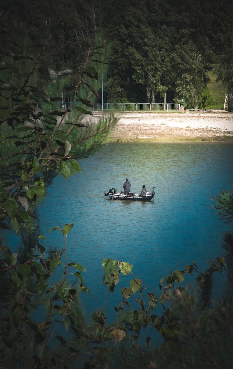 Boot auf einem stillen See beim Angeln