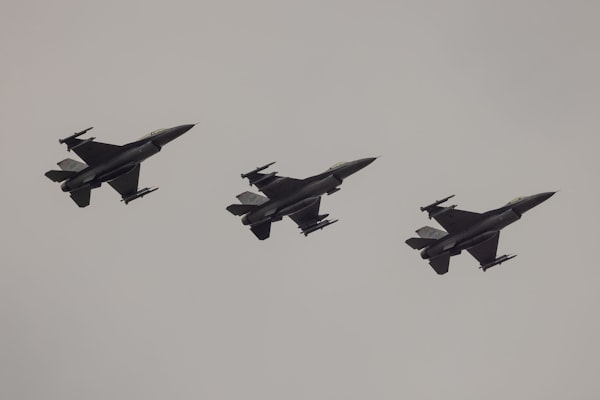 Irã ataca bases dos EUA e diz ter destruído caças F-35; EUA negam