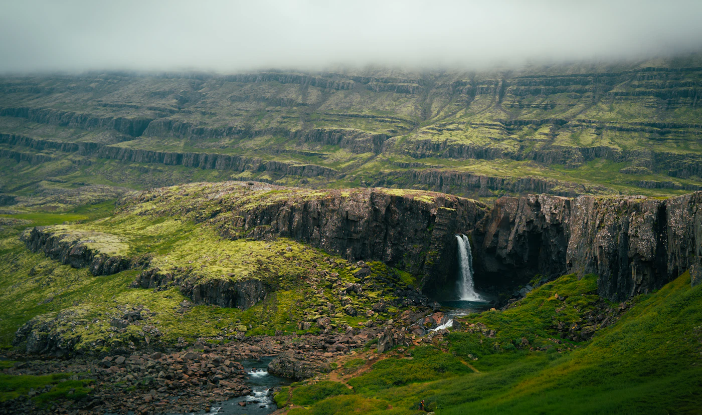Grüne Berge und Wasserfälle bei Salalah während des Khareef-Monsuns