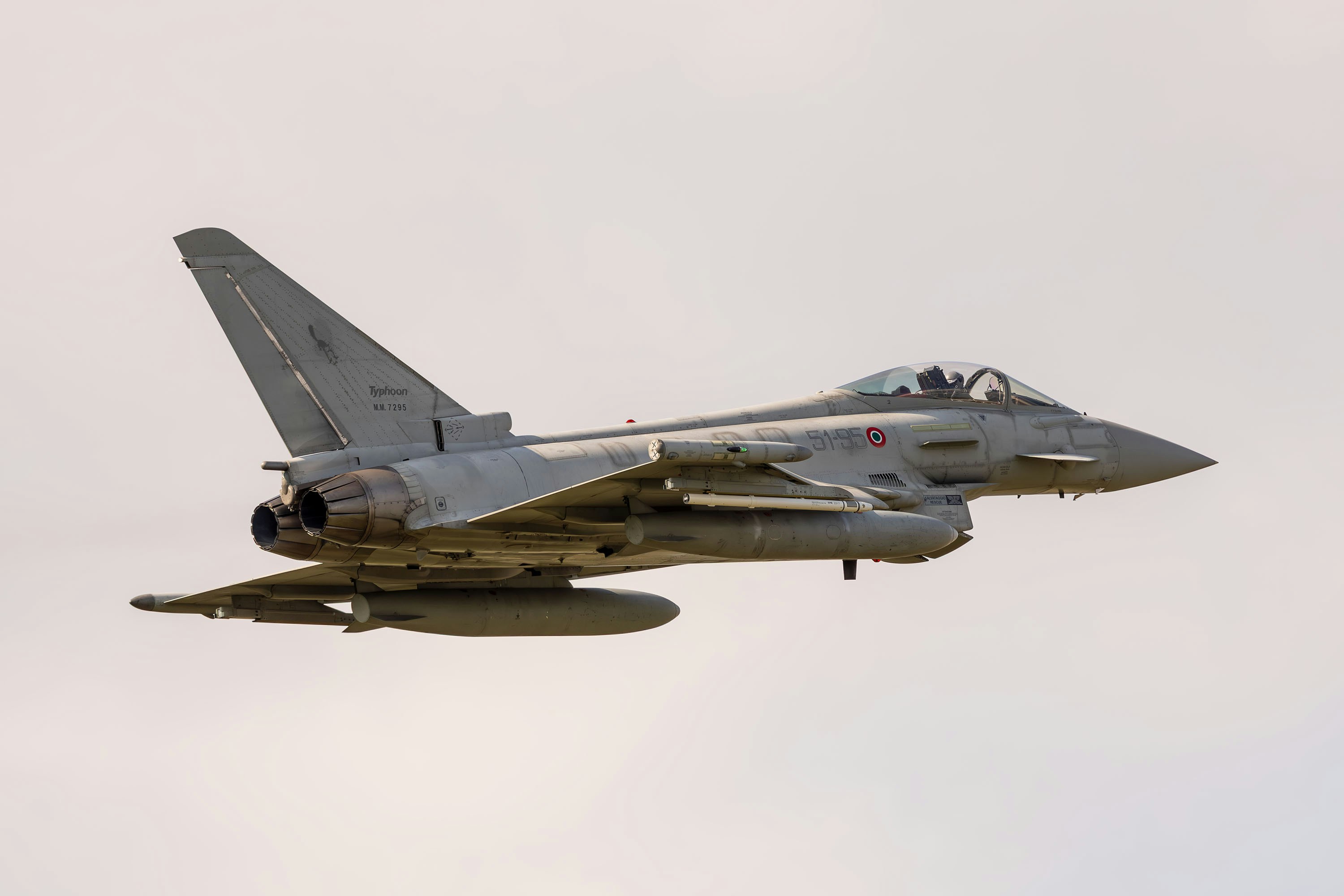 Ein moderner Kampfjet, der am Himmel fliegt