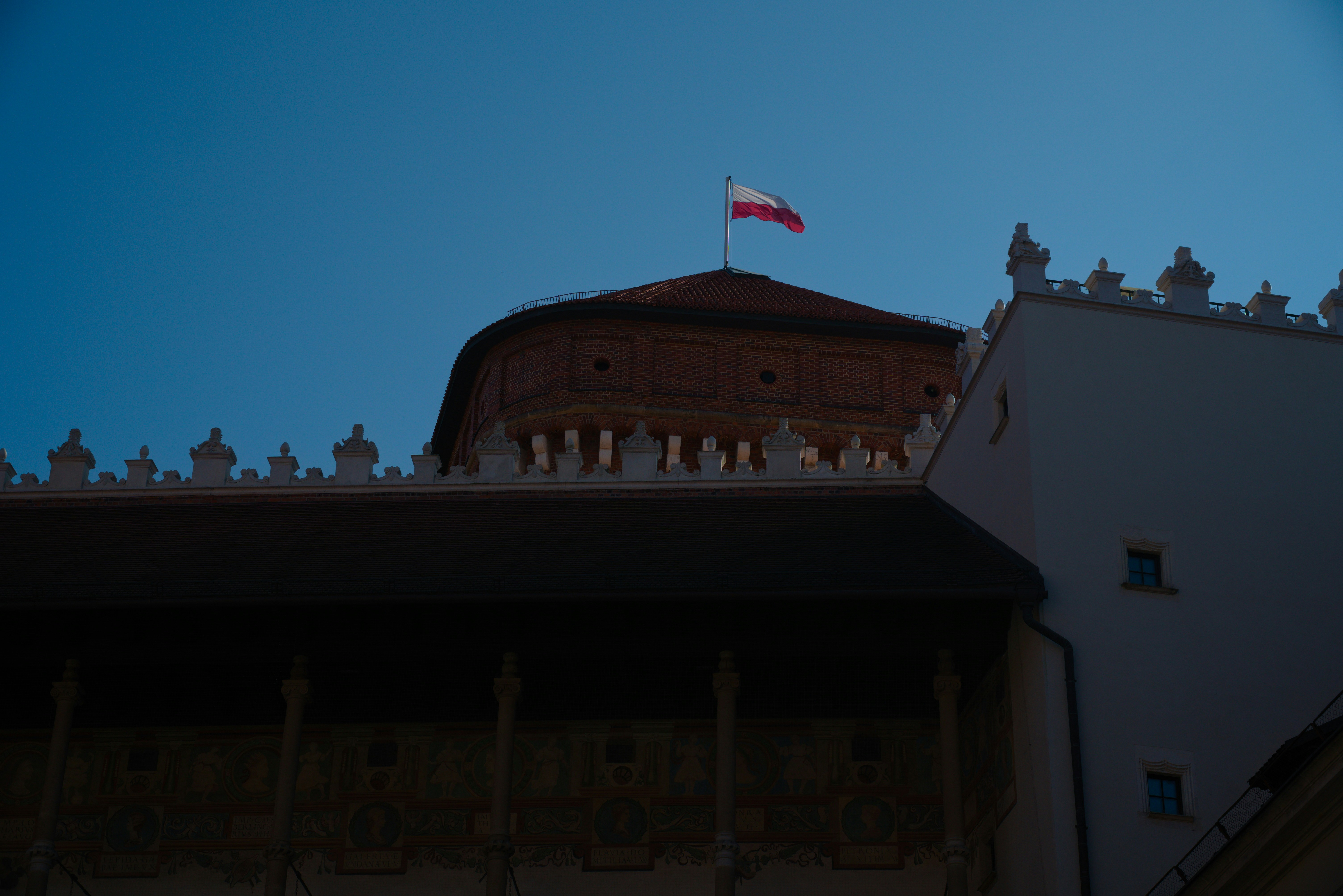 Widok na średniowieczny zamek w Polsce o zachodzie słońca