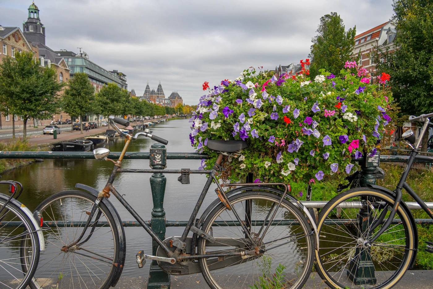 Canal de Ámsterdam con bicicletas y casas