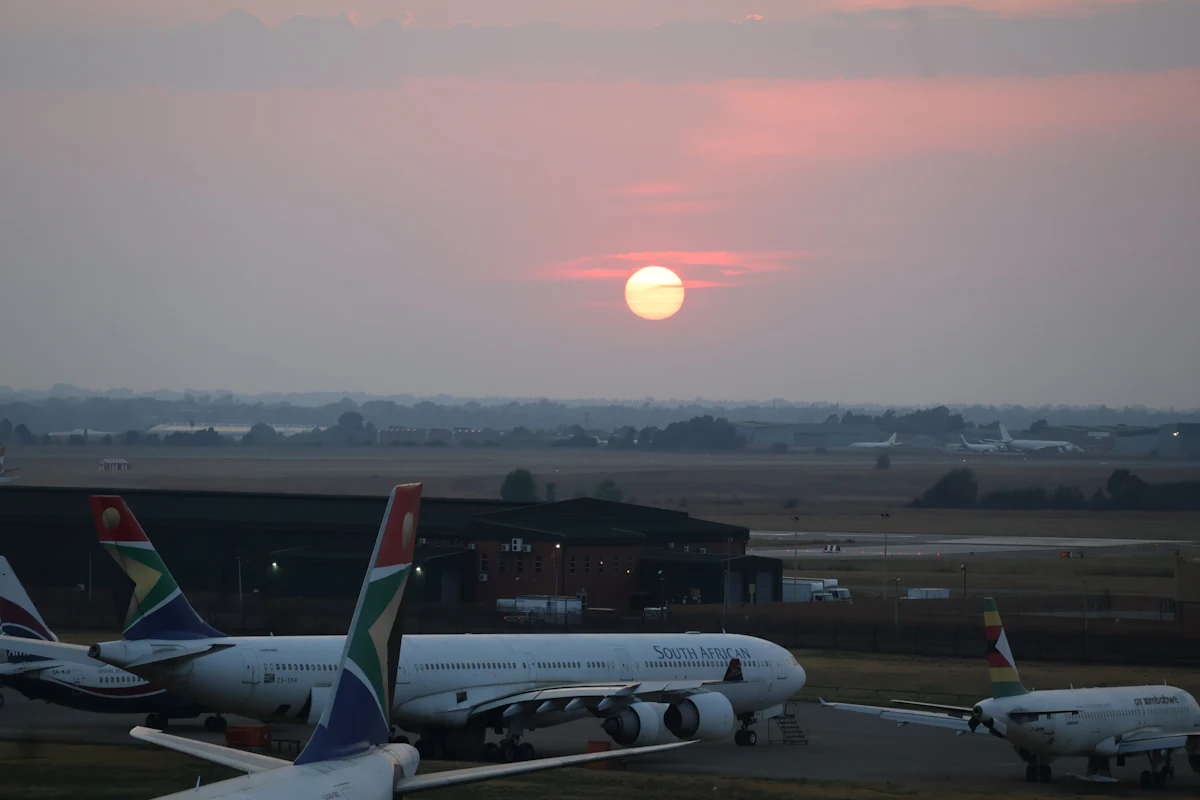 Lever de soleil sur le tarmac d'un aéroport, avions stationnés