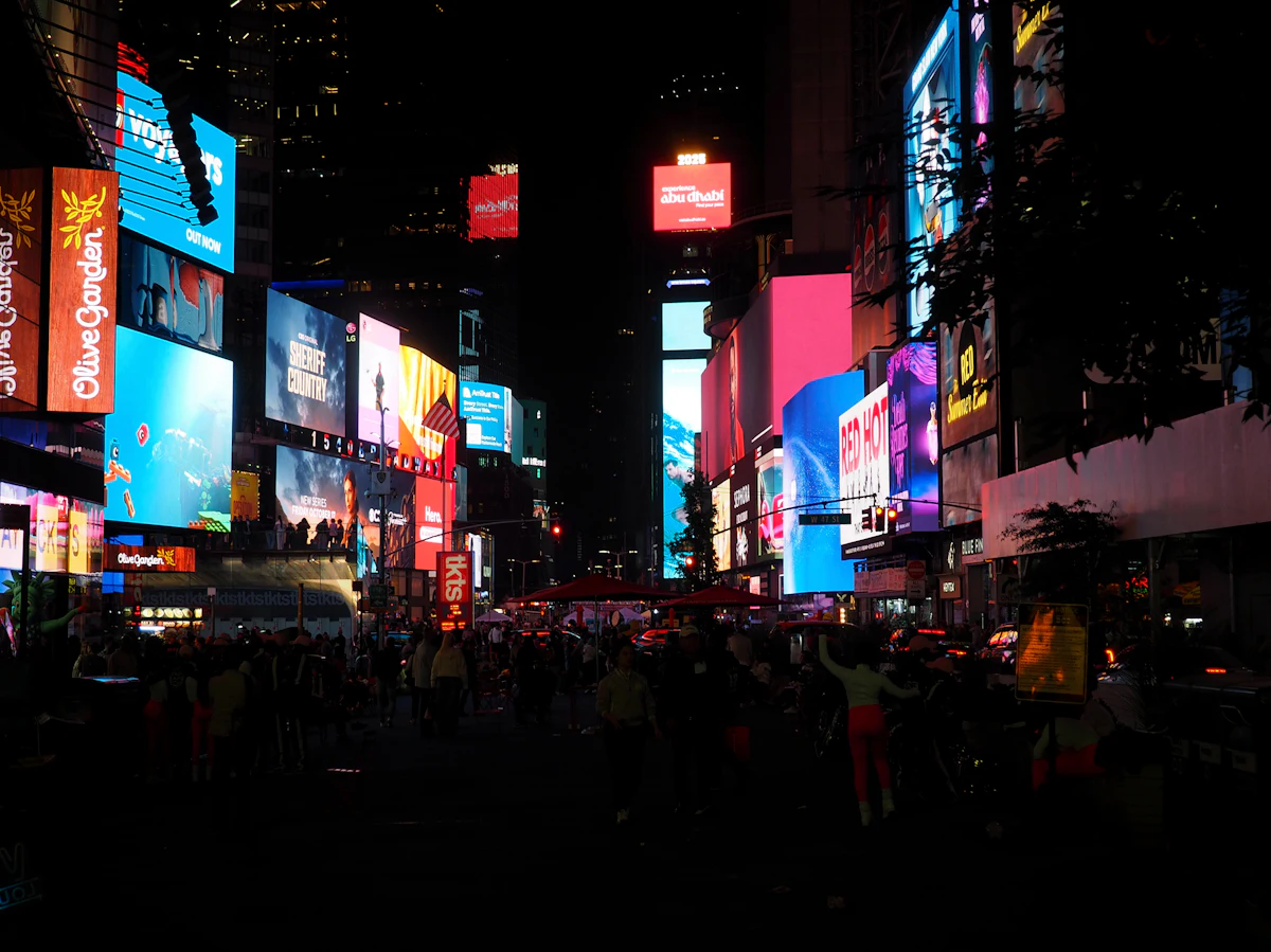 Pantallas publicitarias digitales en un paisaje urbano nocturno