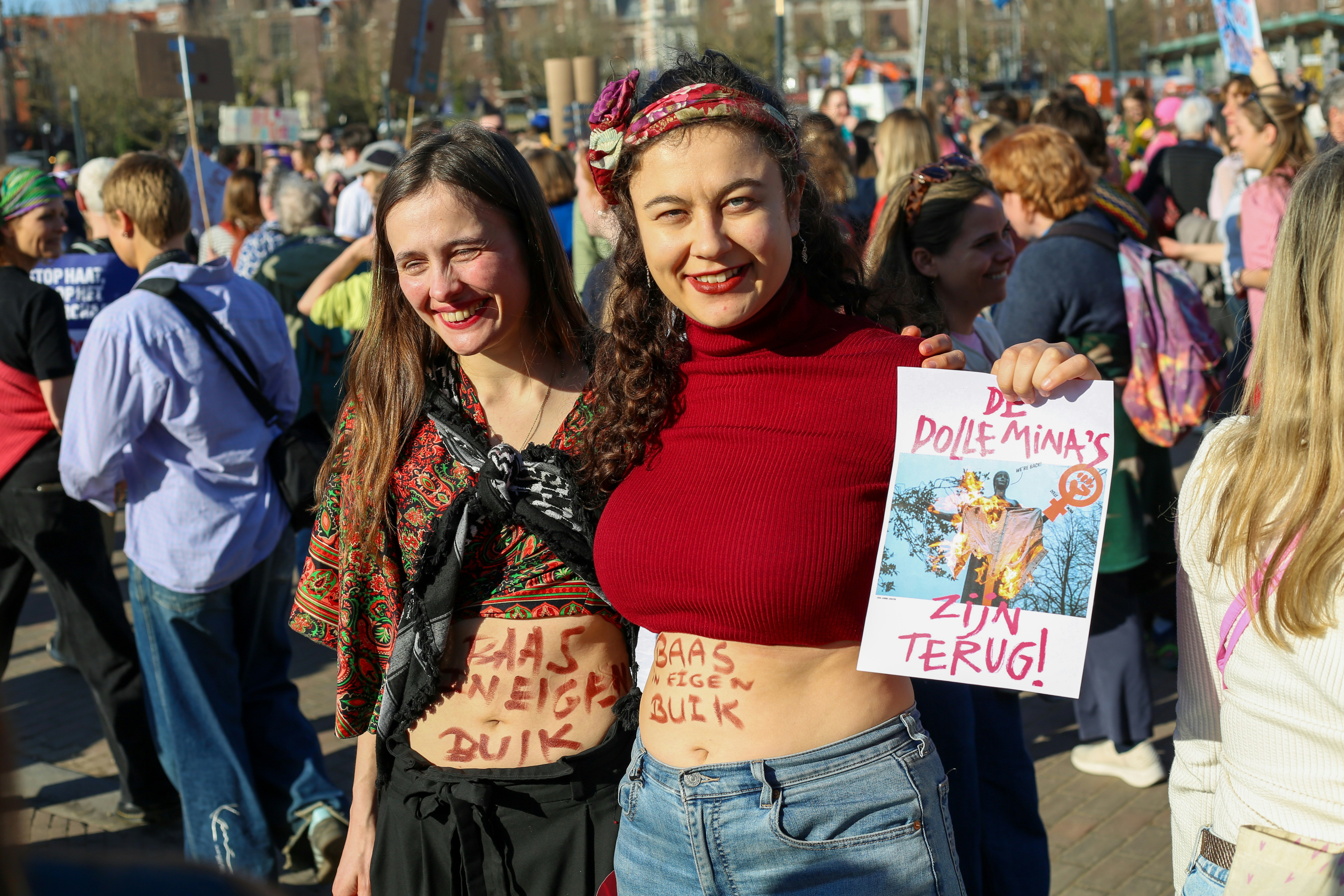 Dos mujeres sosteniendo un cartel en una protesta