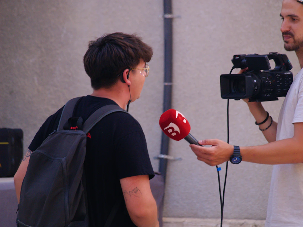 Entrevista audiovisual con micrófono y cámara