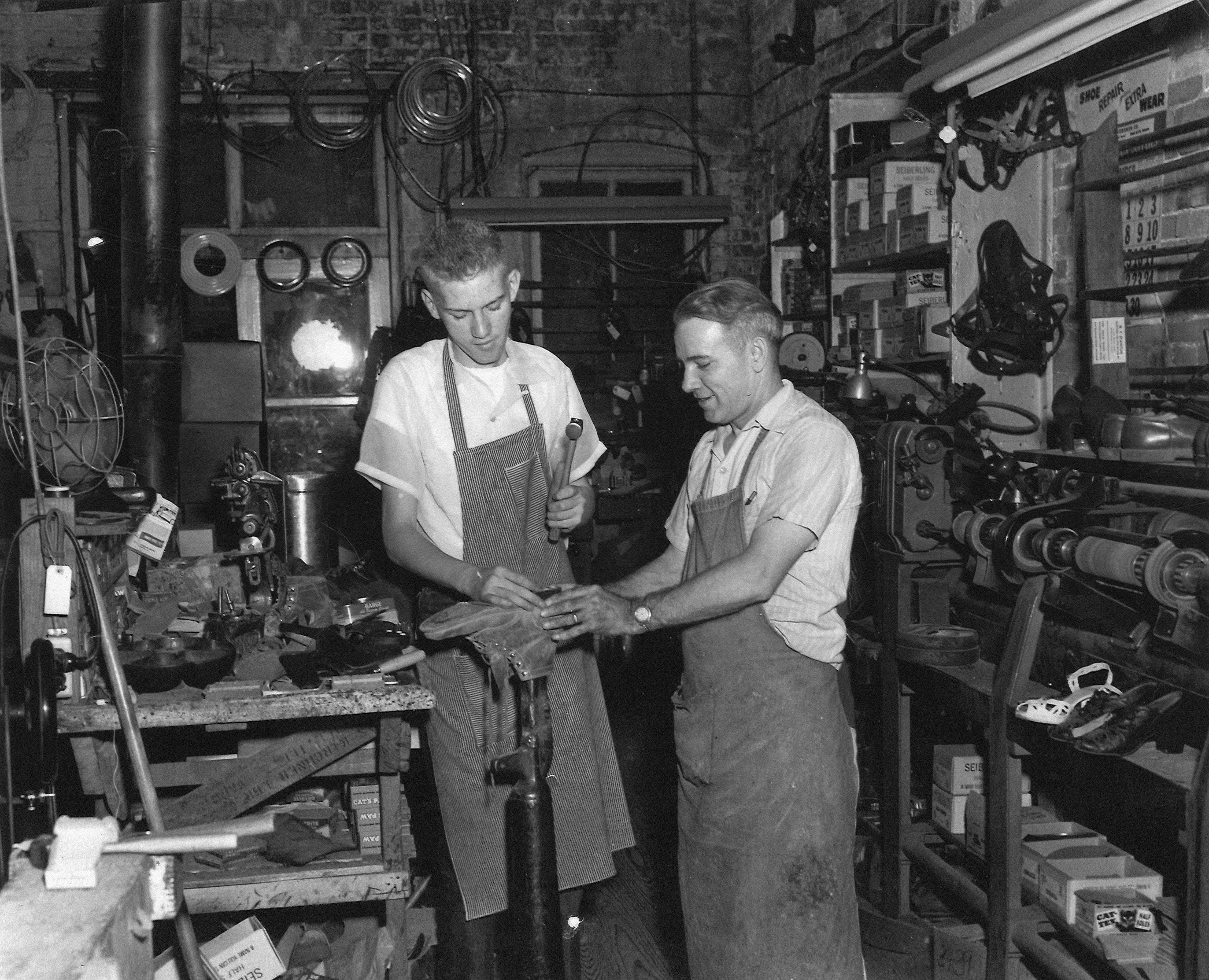 Wilco, eigenaar van Schoenmakerij Wilco, aan het werk