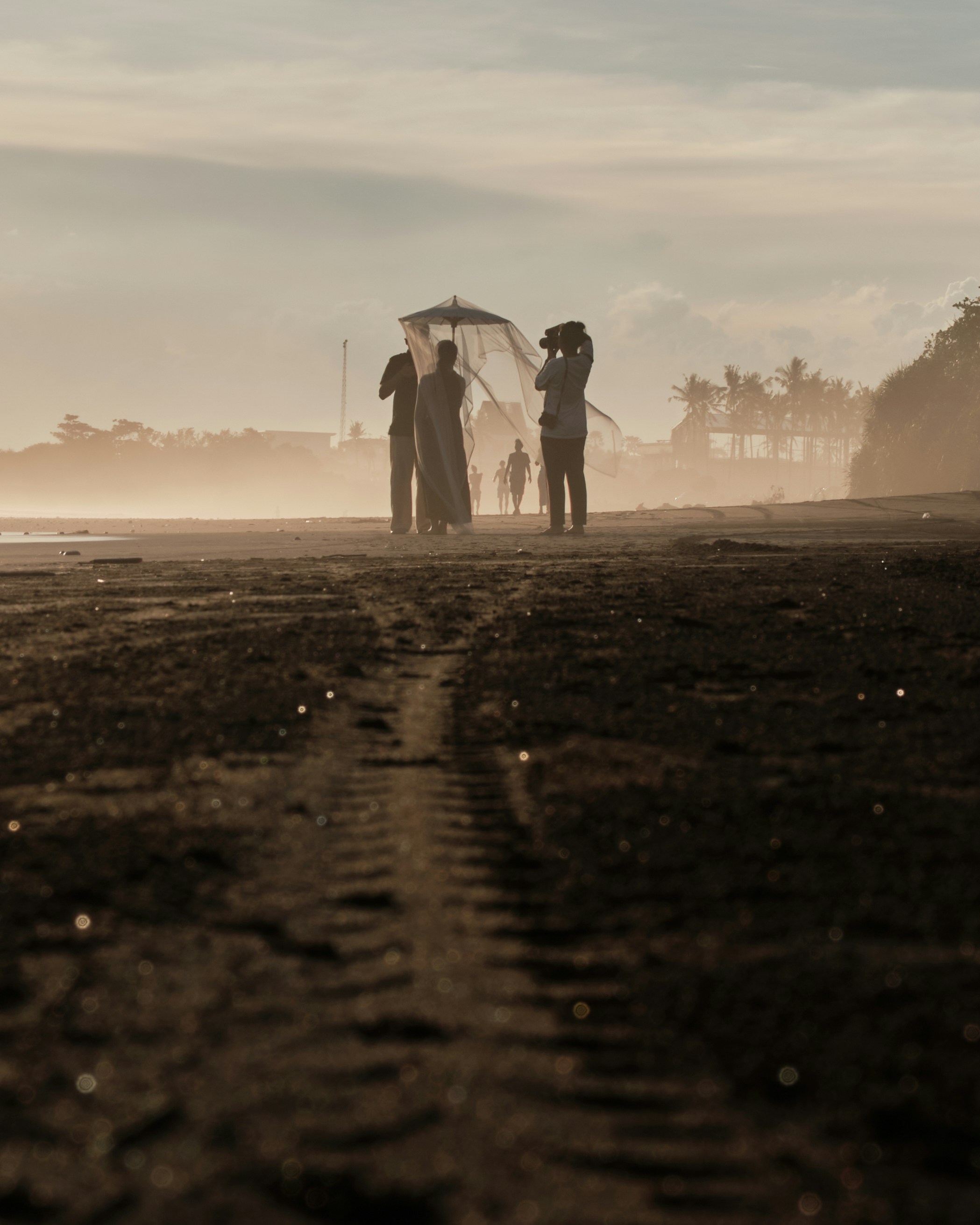 Sunset wedding couple silhouette, ilustrasi artikel Golden Hour Wedding Photos: Capture Magic in the Setting Sun 6