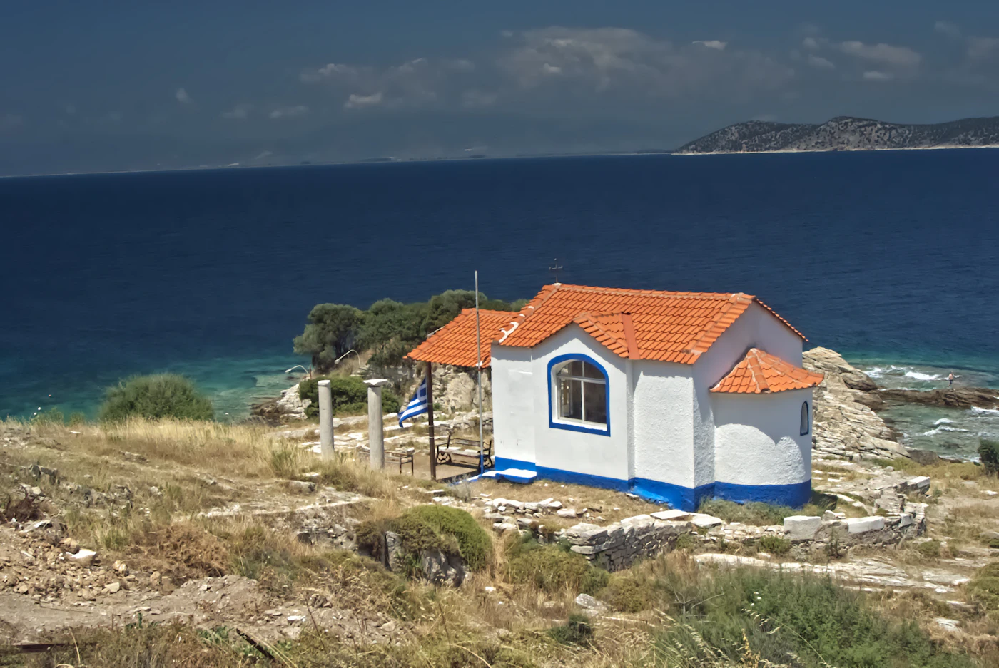Capilla ortodoxa blanca junto al mar en las islas griegas, Grecia