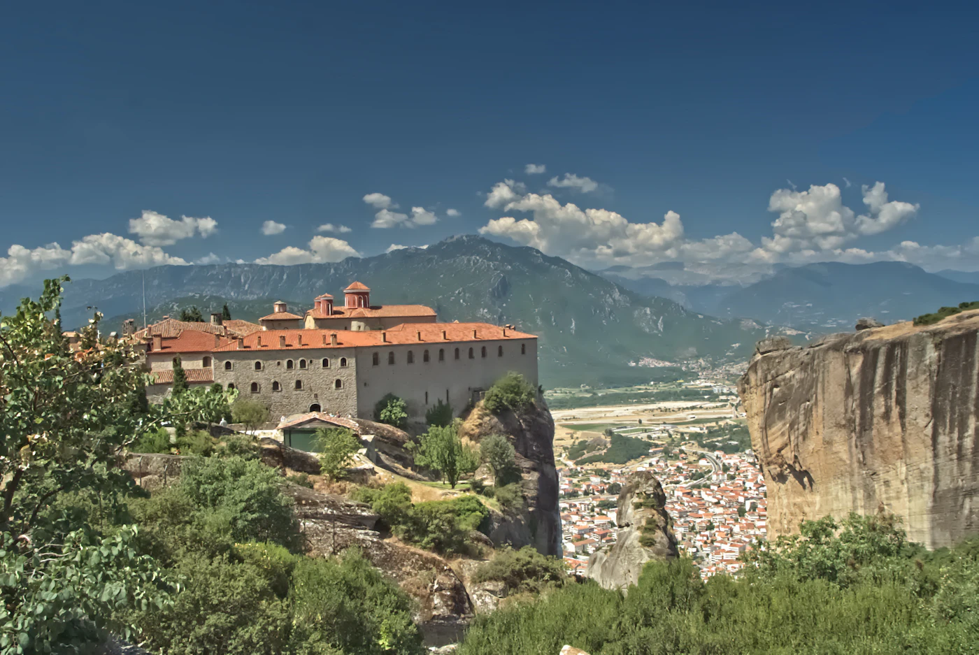 Monasterio de Meteora sobre una columna de roca con el valle de Kalambaka al fondo, Grecia