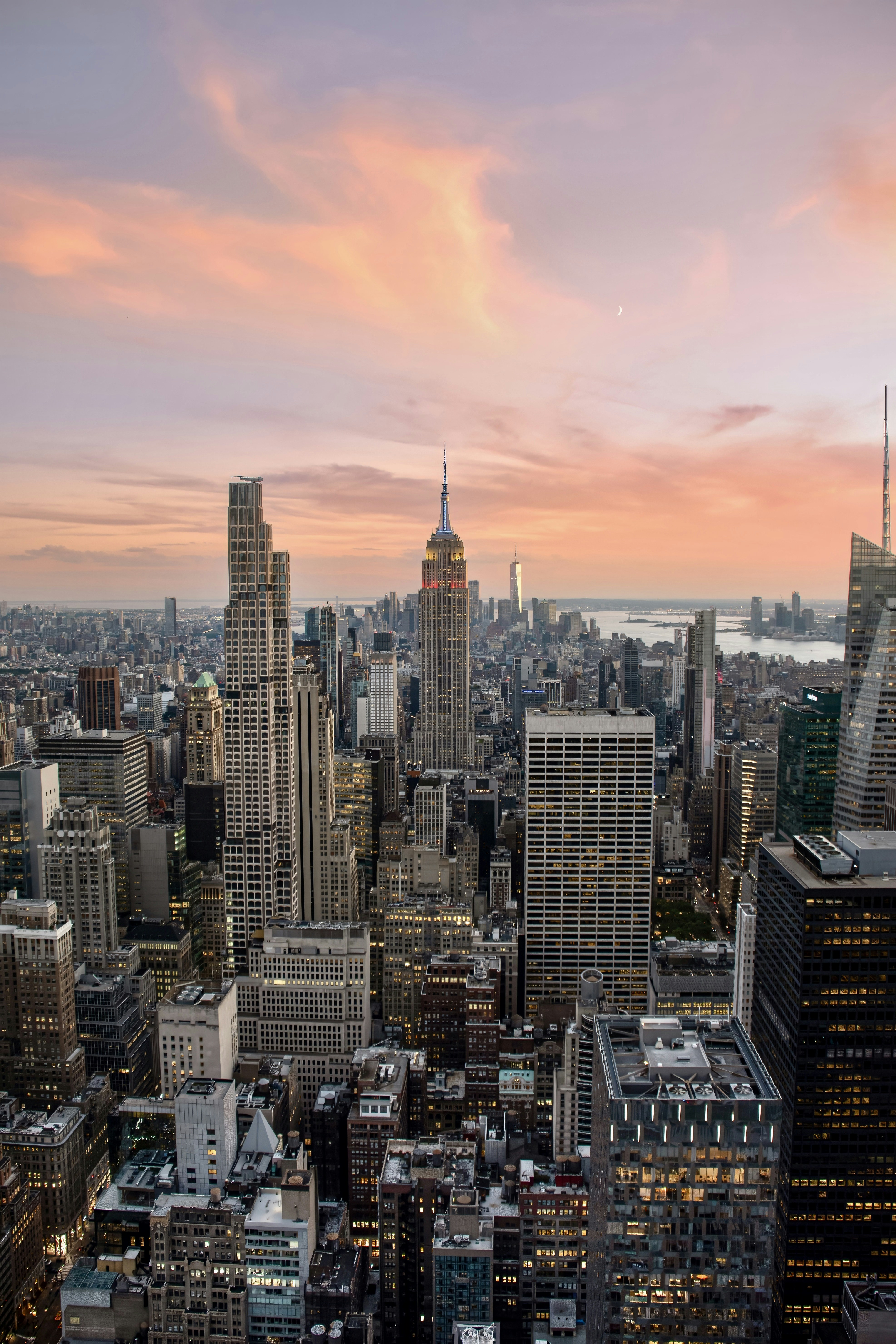 Die Skyline von New York City bei Sonnenuntergang mit dem Empire State Building.