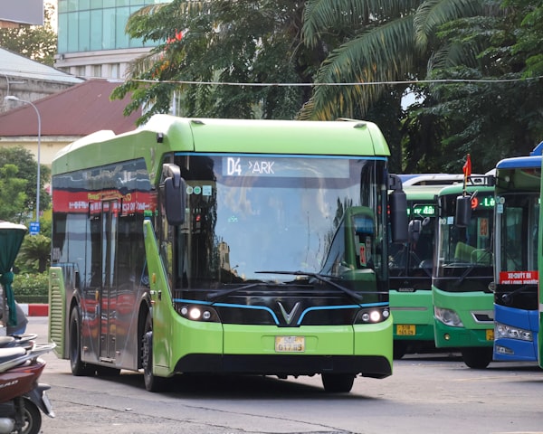 Elektrický autobus u městského nástupiště