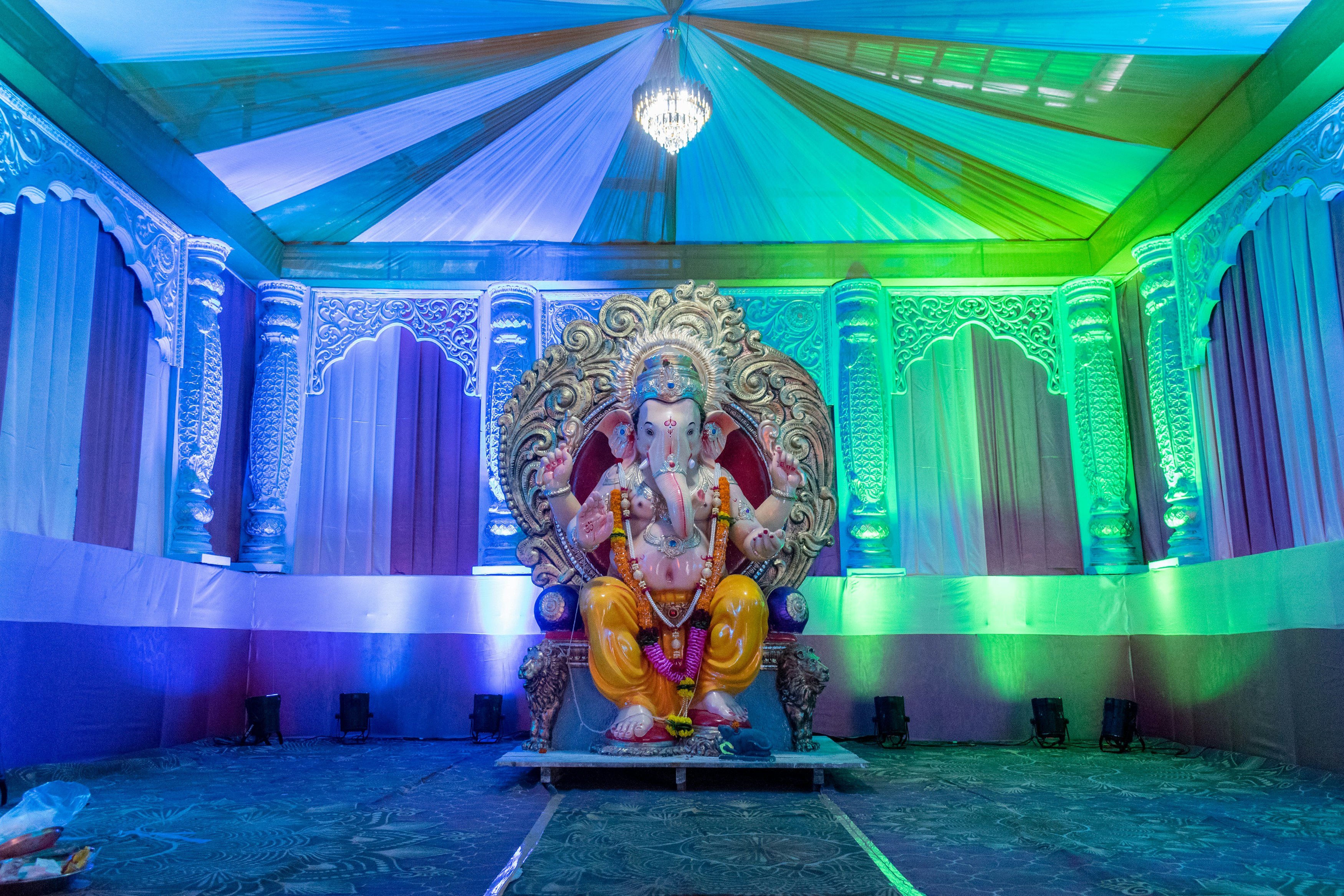 Uma estátua do senhor Ganesha senta-se em um trono.