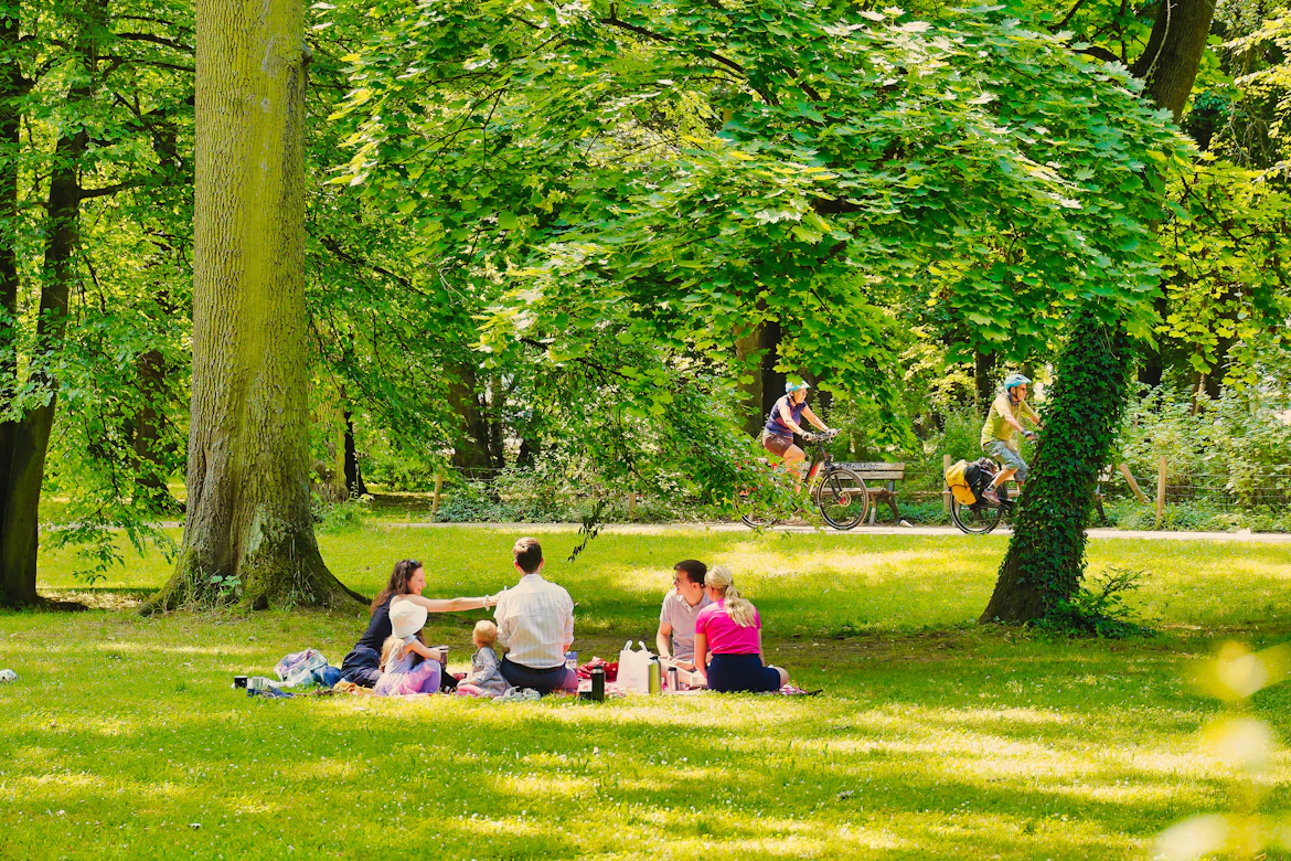 Familias compartiendo una tarde al aire libre en comunidad
