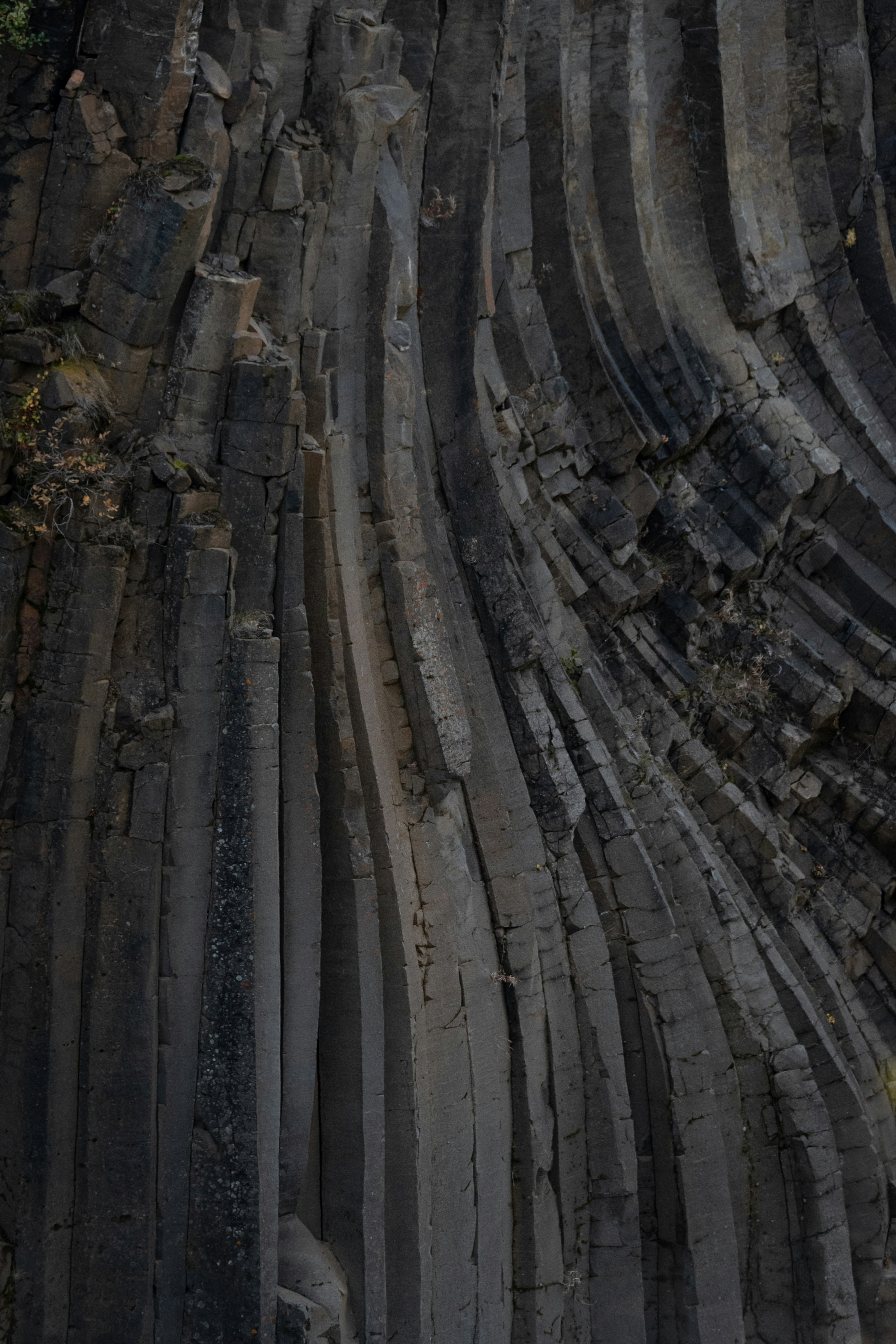 Las columnas de basalto forman una formación rocosa natural