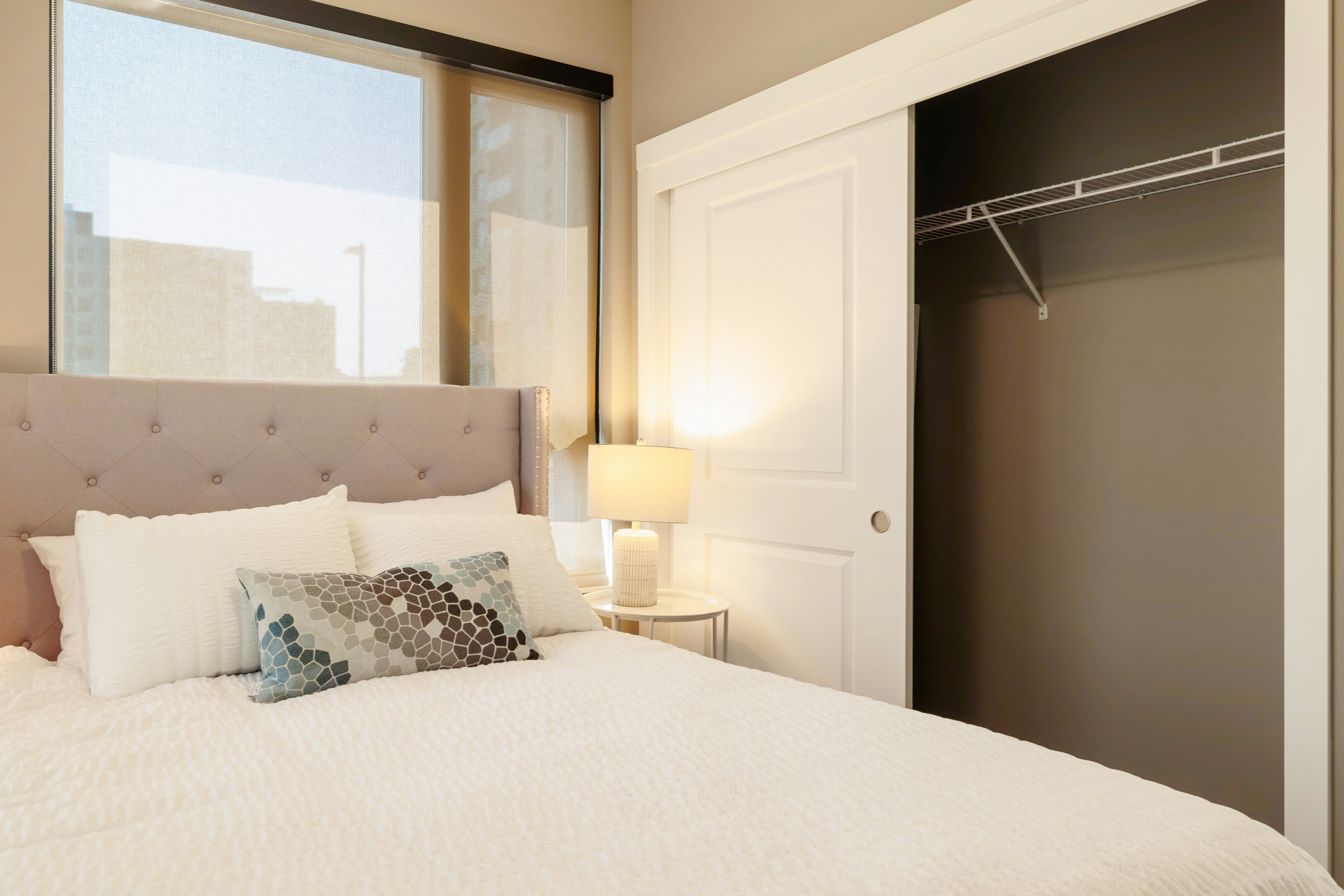 Chambre avec tête de lit capitonnée