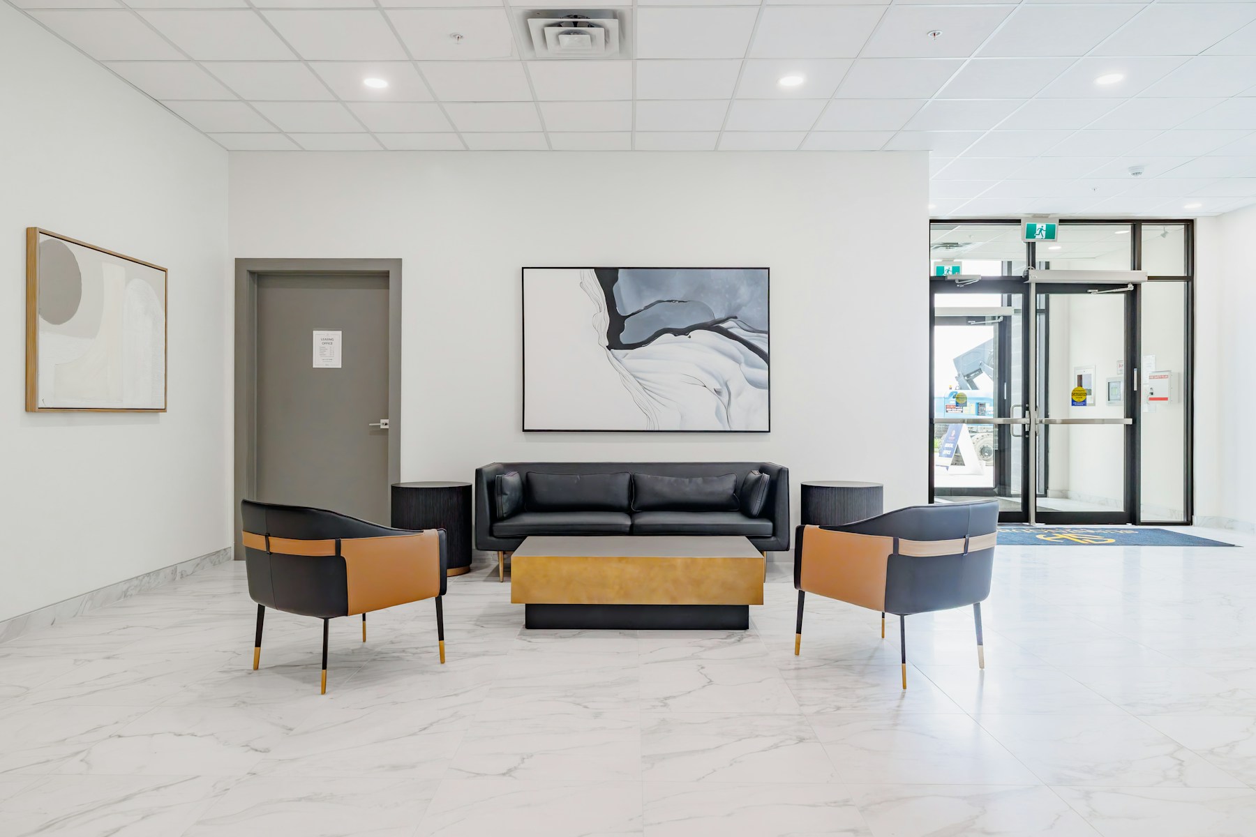 Waiting lounge with a light resilient floor