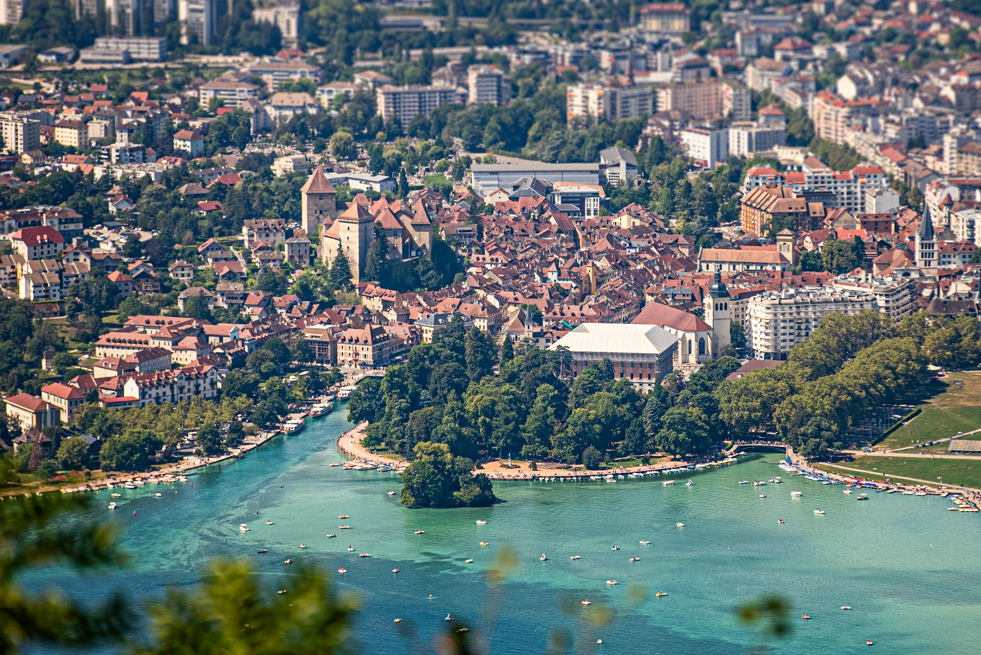 Vue aérienne d'Annecy et son lac turquoise