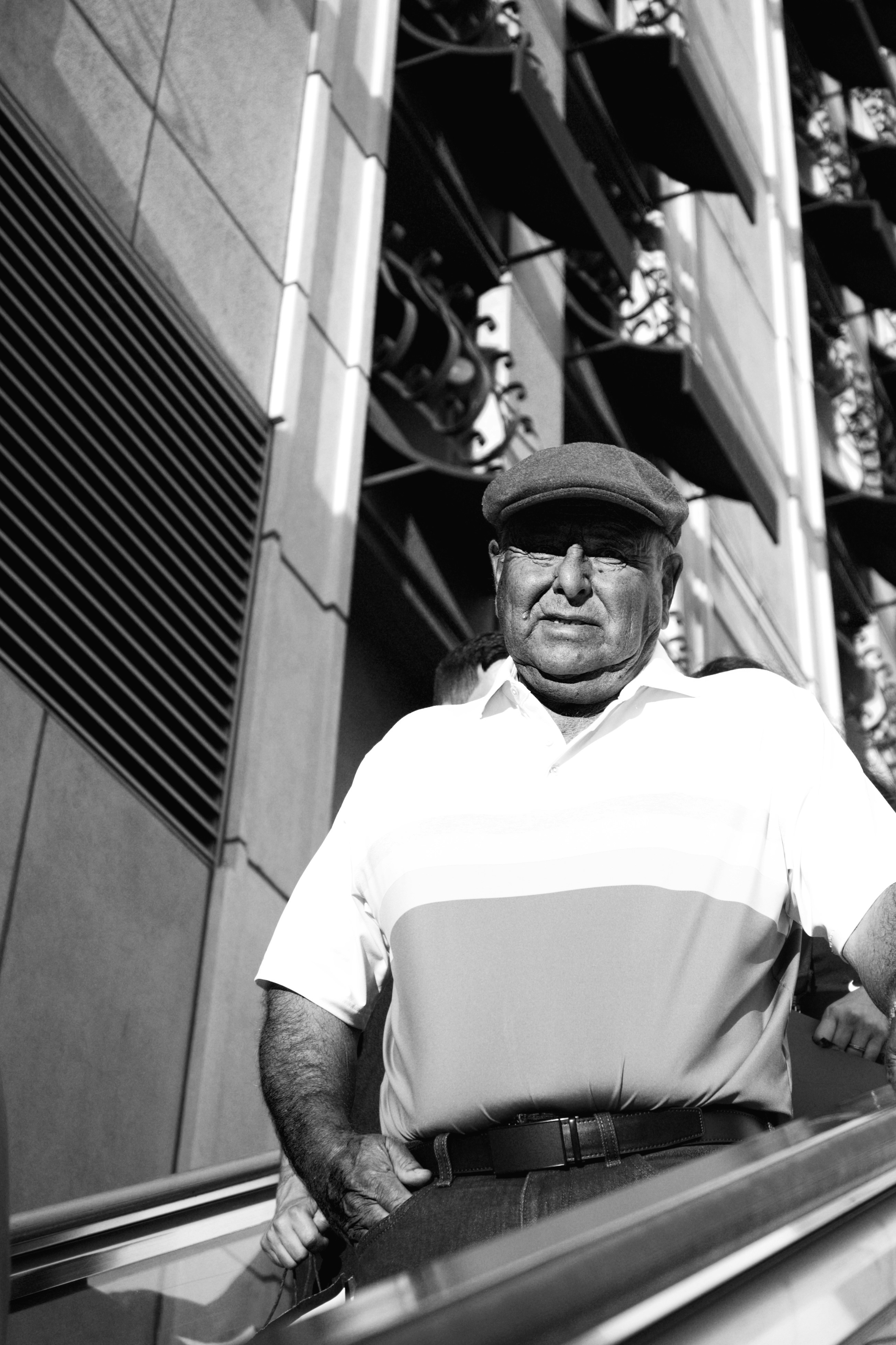 에스컬레이터에서 모자를 쓴 노인