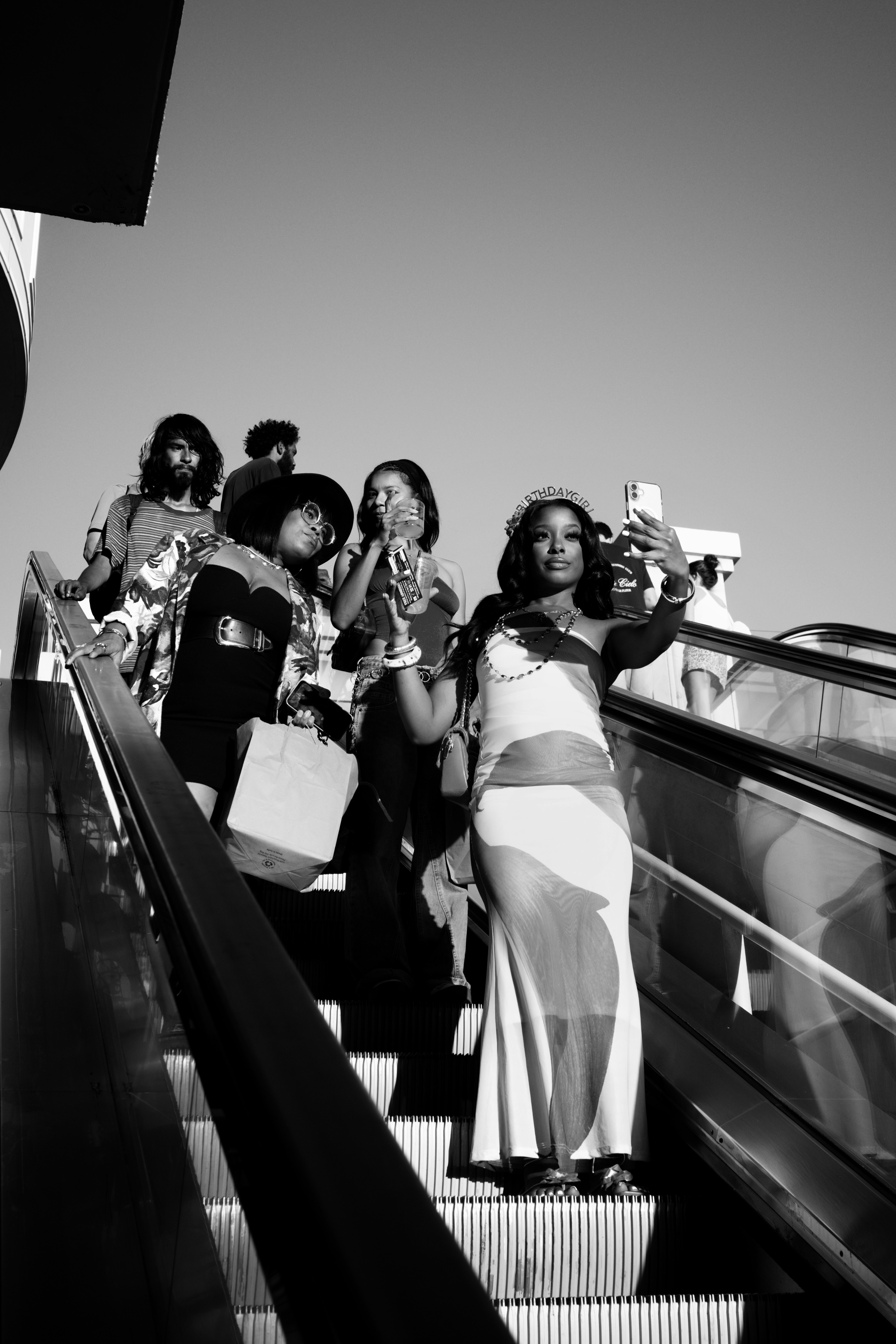 셀카를 찍고 있는 에스컬레이터 사람들