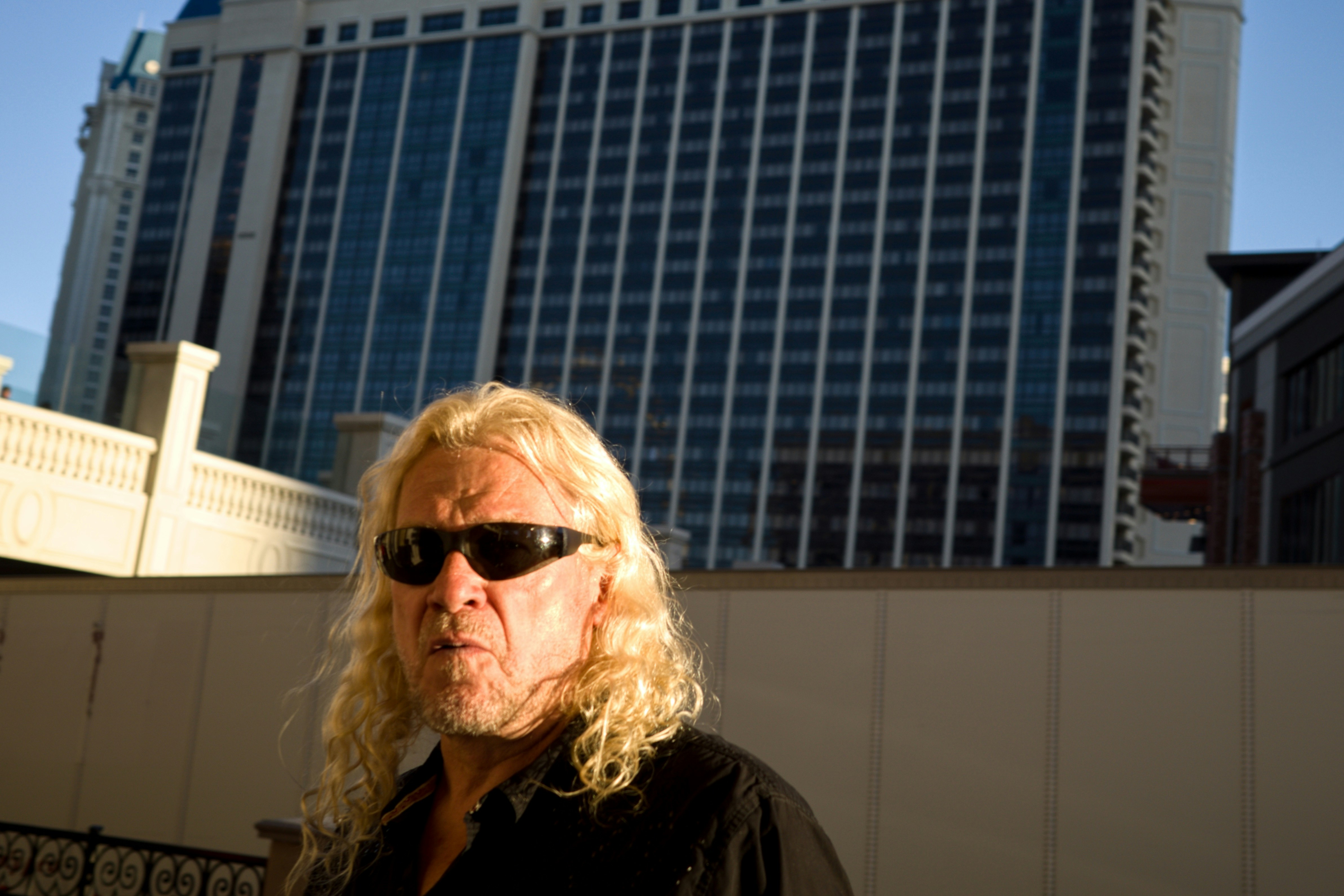 선글라스와 긴 금발 머리를 한 남자