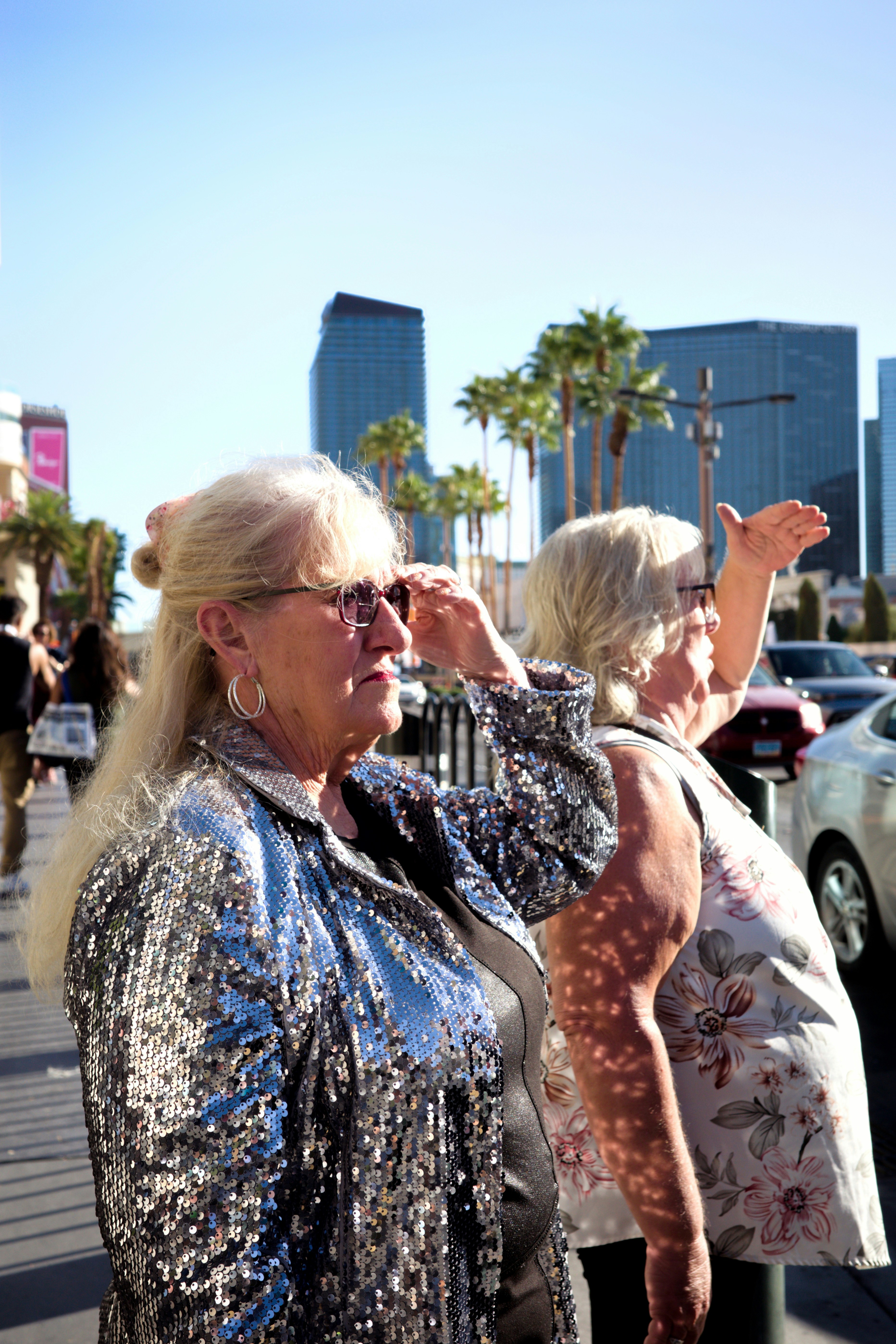 도시에서 태양으로부터 눈을 보호하는 두 여성