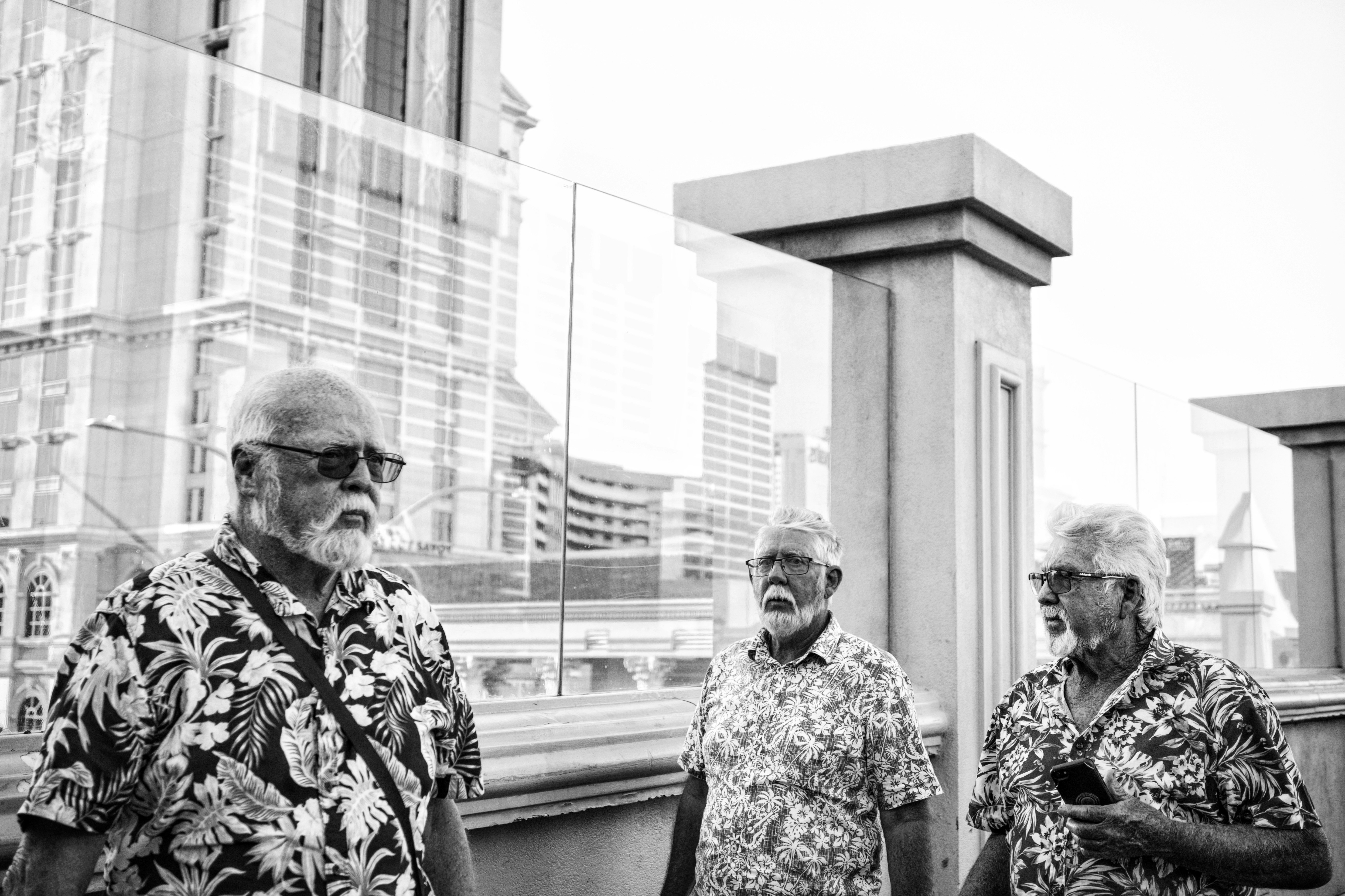 옥상에 있는 하와이안 셔츠를 입은 세 남자.