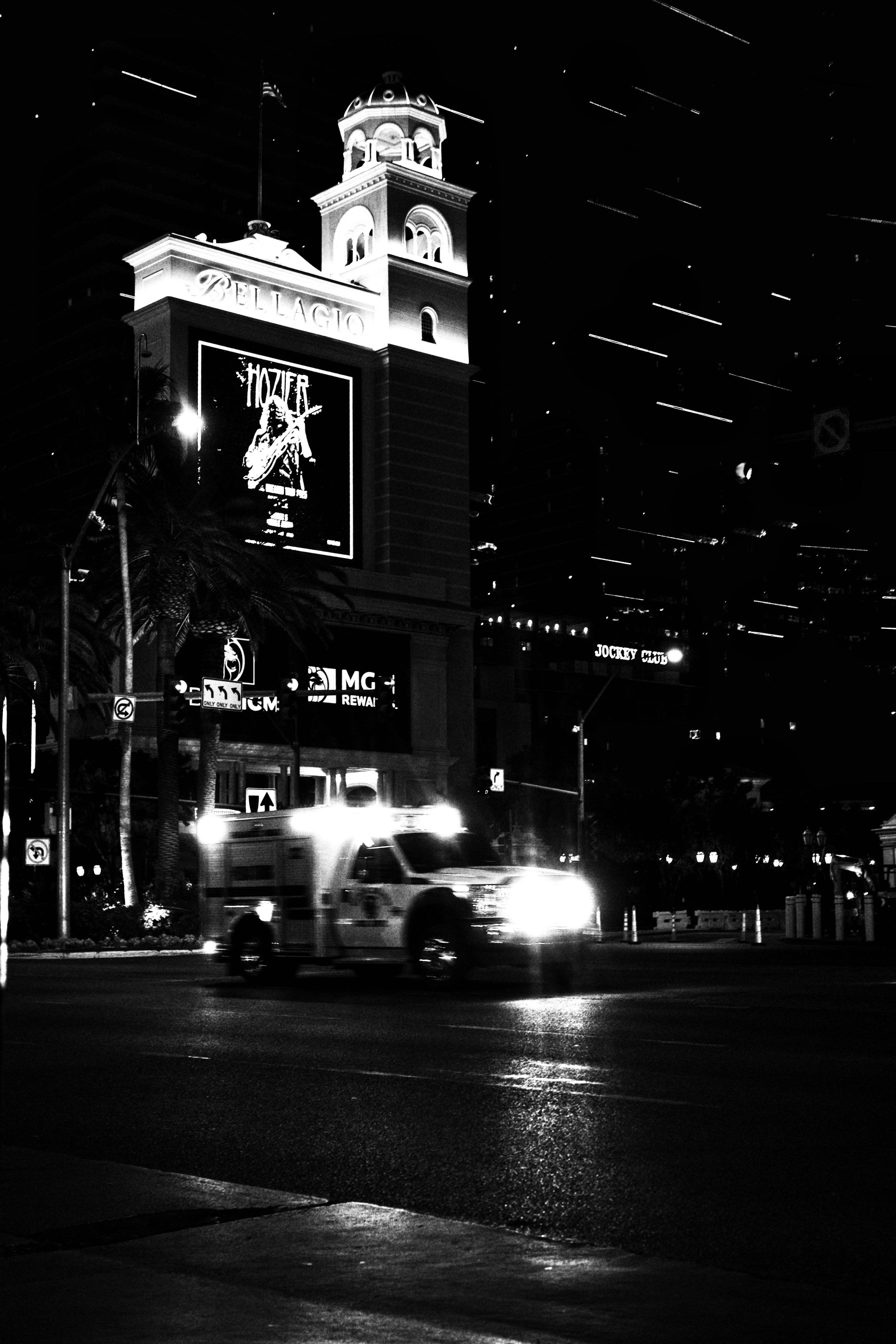 구급차가 밤에 도시 거리를 질주합니다.