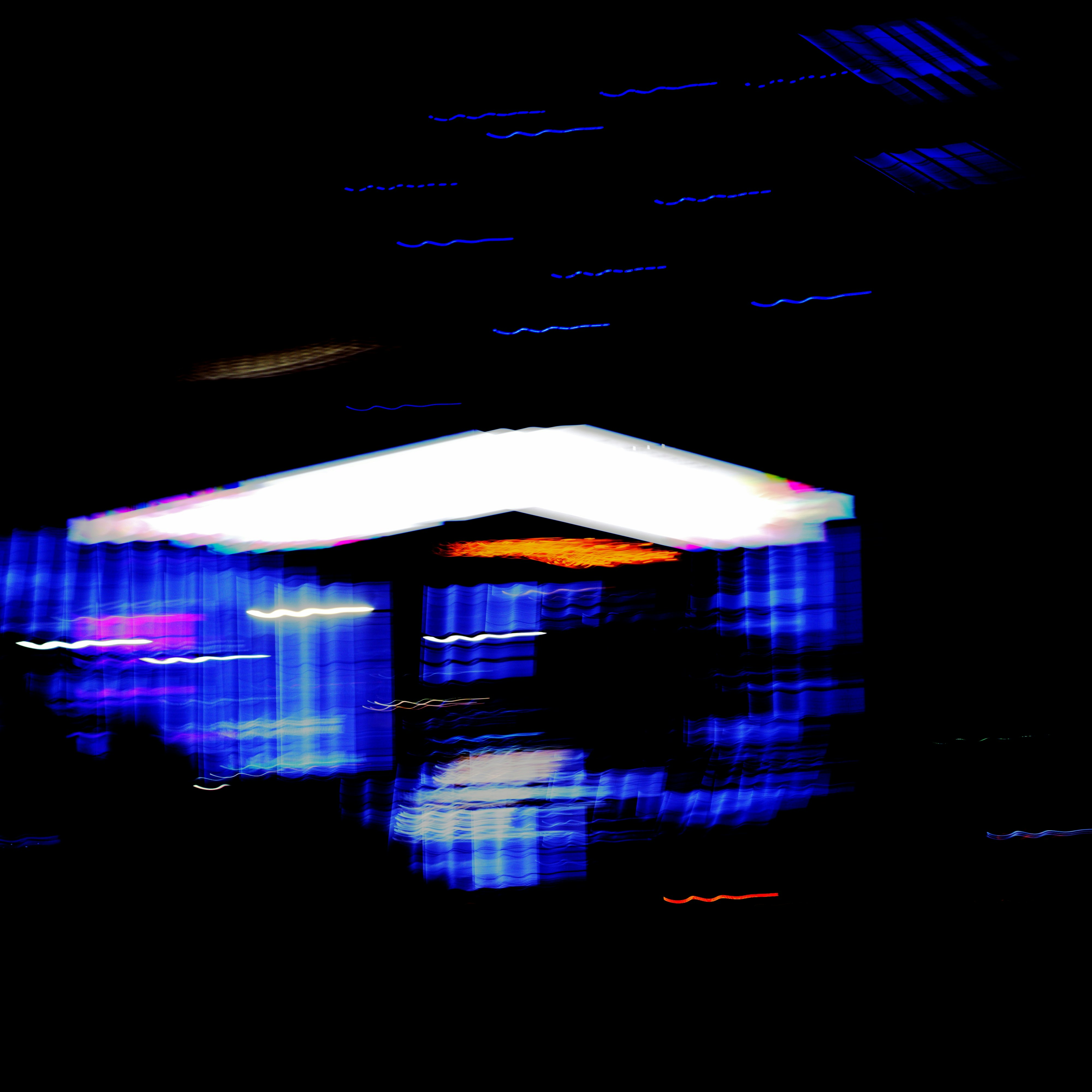 밤에 흐릿한 파란색과 흰색 조명