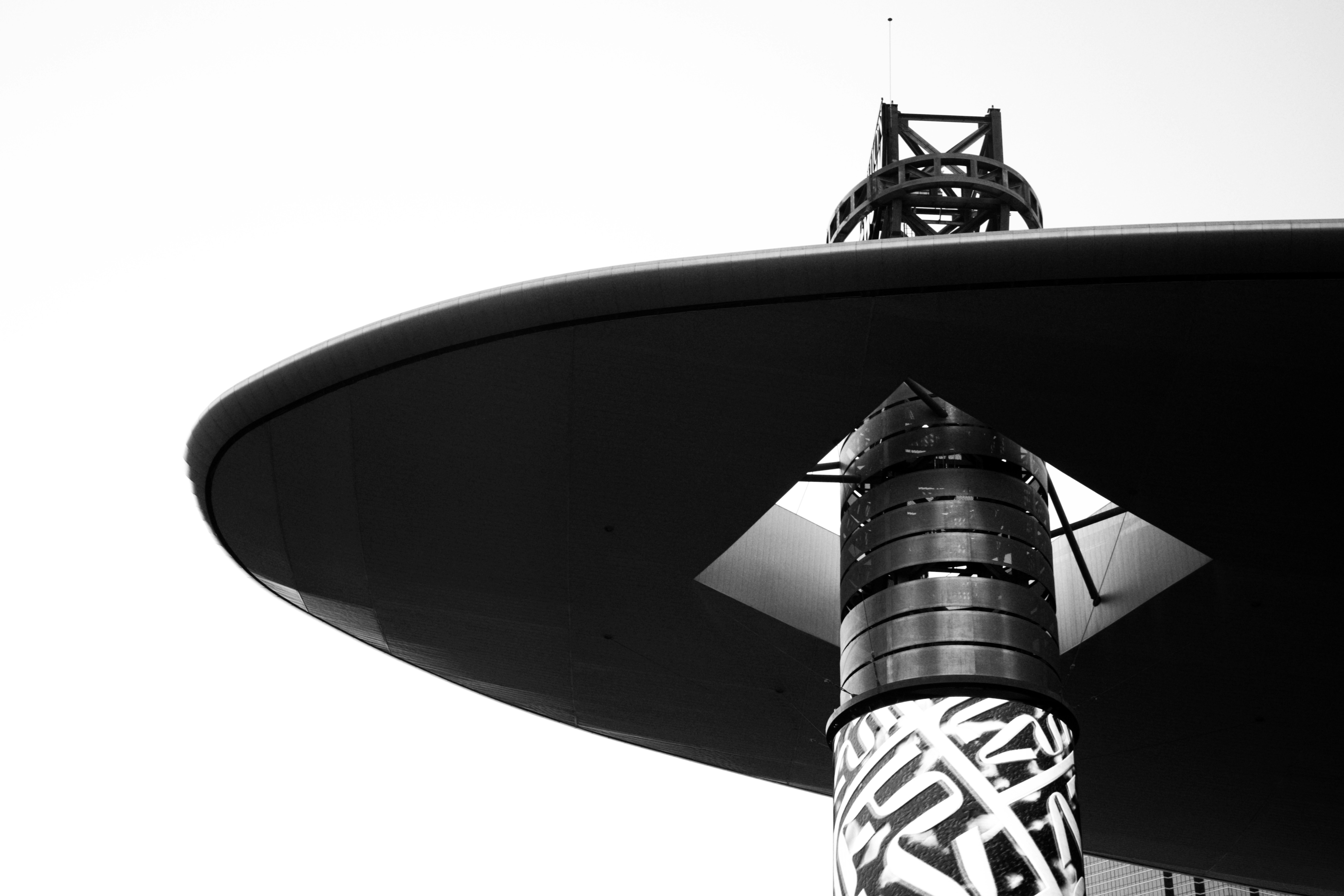 밝은 하늘을 배경으로 한 현대적인 건축 디테일