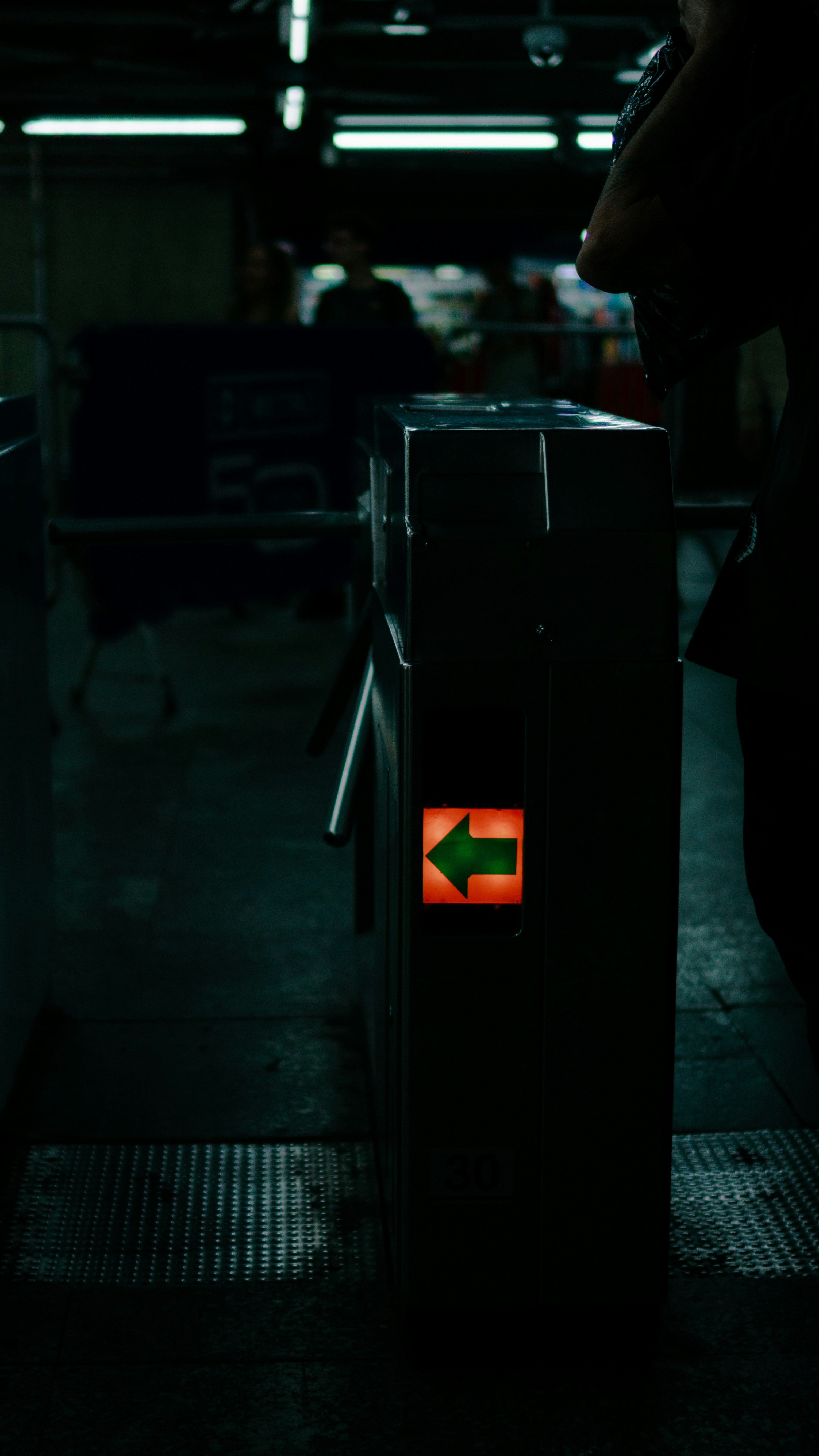 Turnstile with a green arrow pointing right.