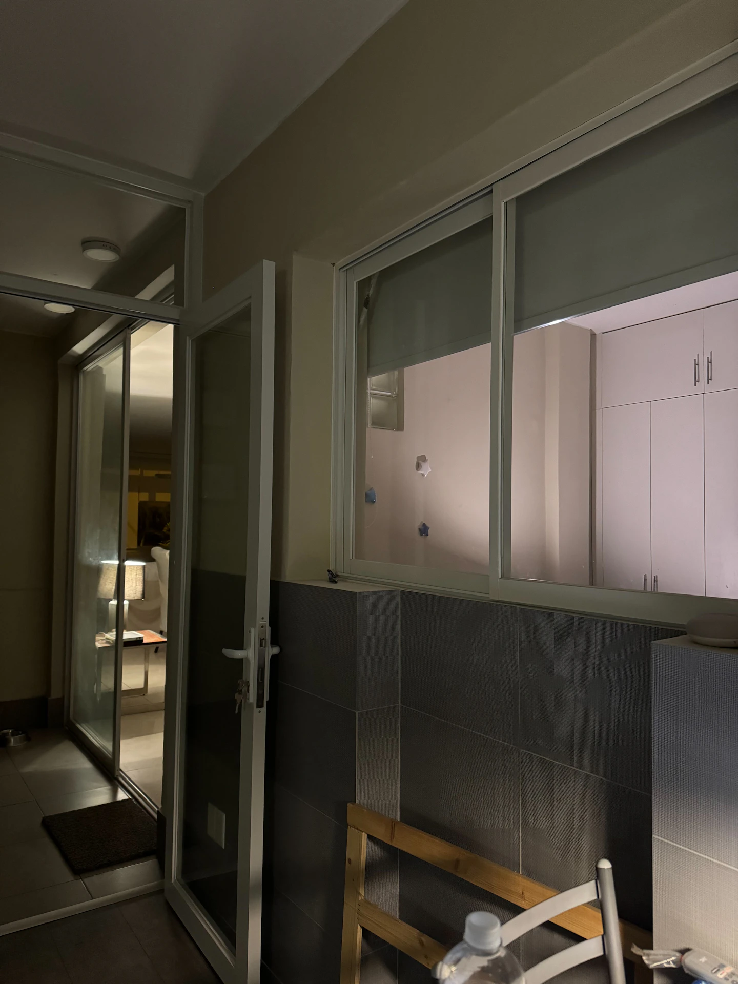 Interior sofisticado de apartamento premium à noite