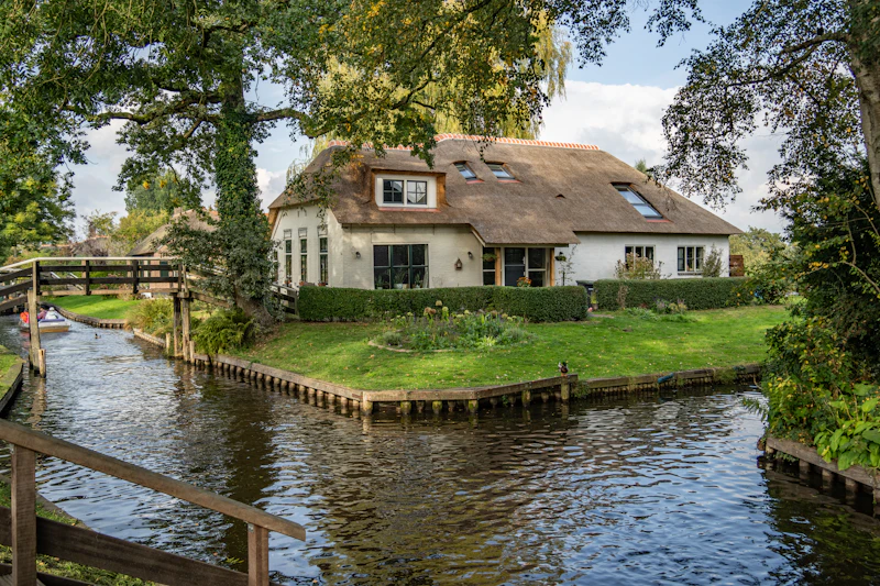 Gracht en rieten dak in Giethoorn — groen Nederlands landschap