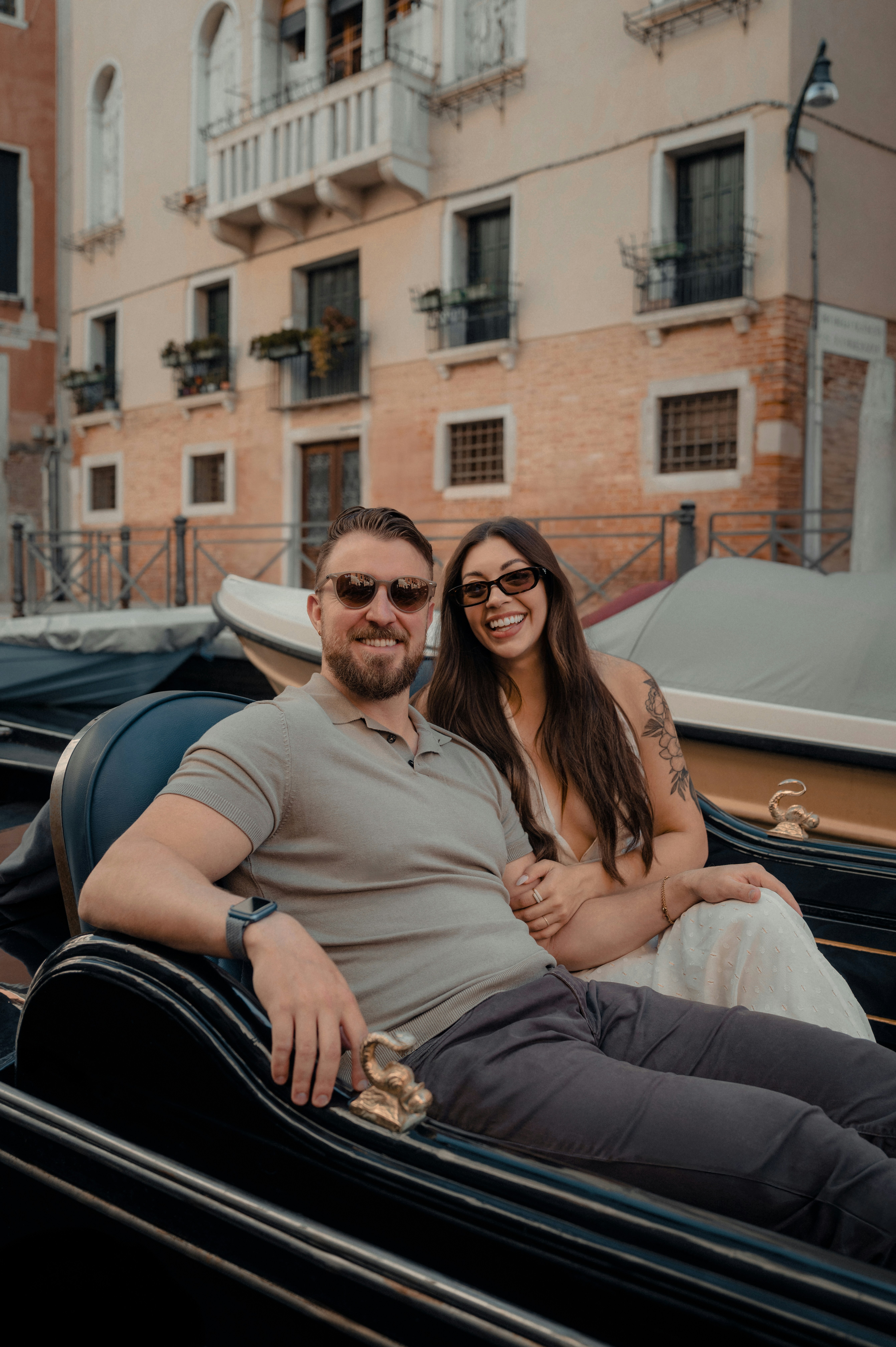 par, sorrindo, em, um, gôndola, em, veneza.