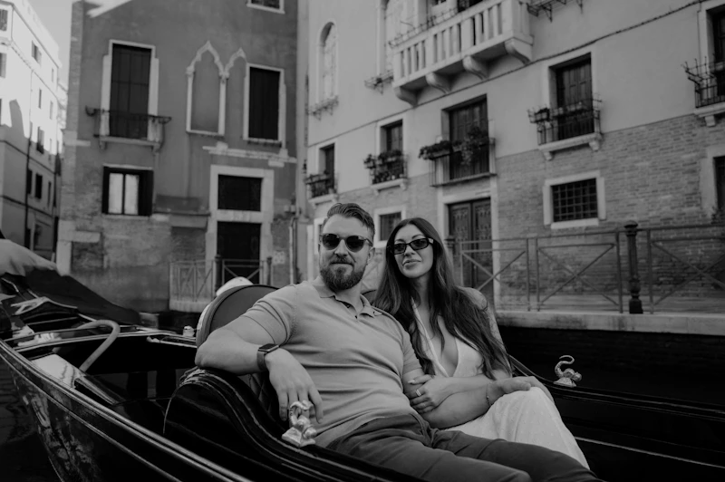 Pareja sugar disfrutando de un romántico paseo en góndola por Venecia