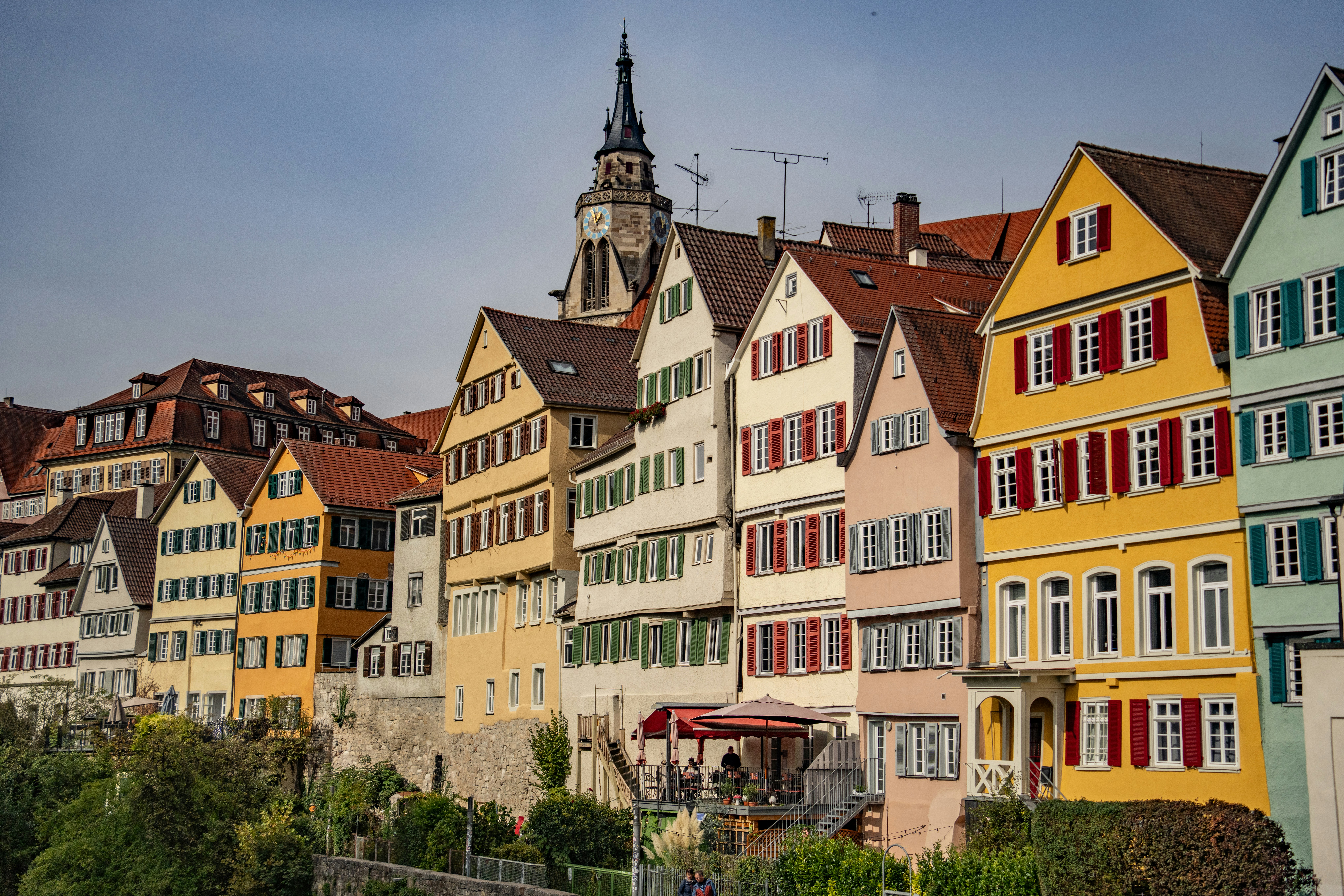 Coloridos edificios históricos se alinean en un paseo marítimo con una  torre del reloj. foto – Imagen de Turismo gratuita en Unsplash, image size:3000x2000