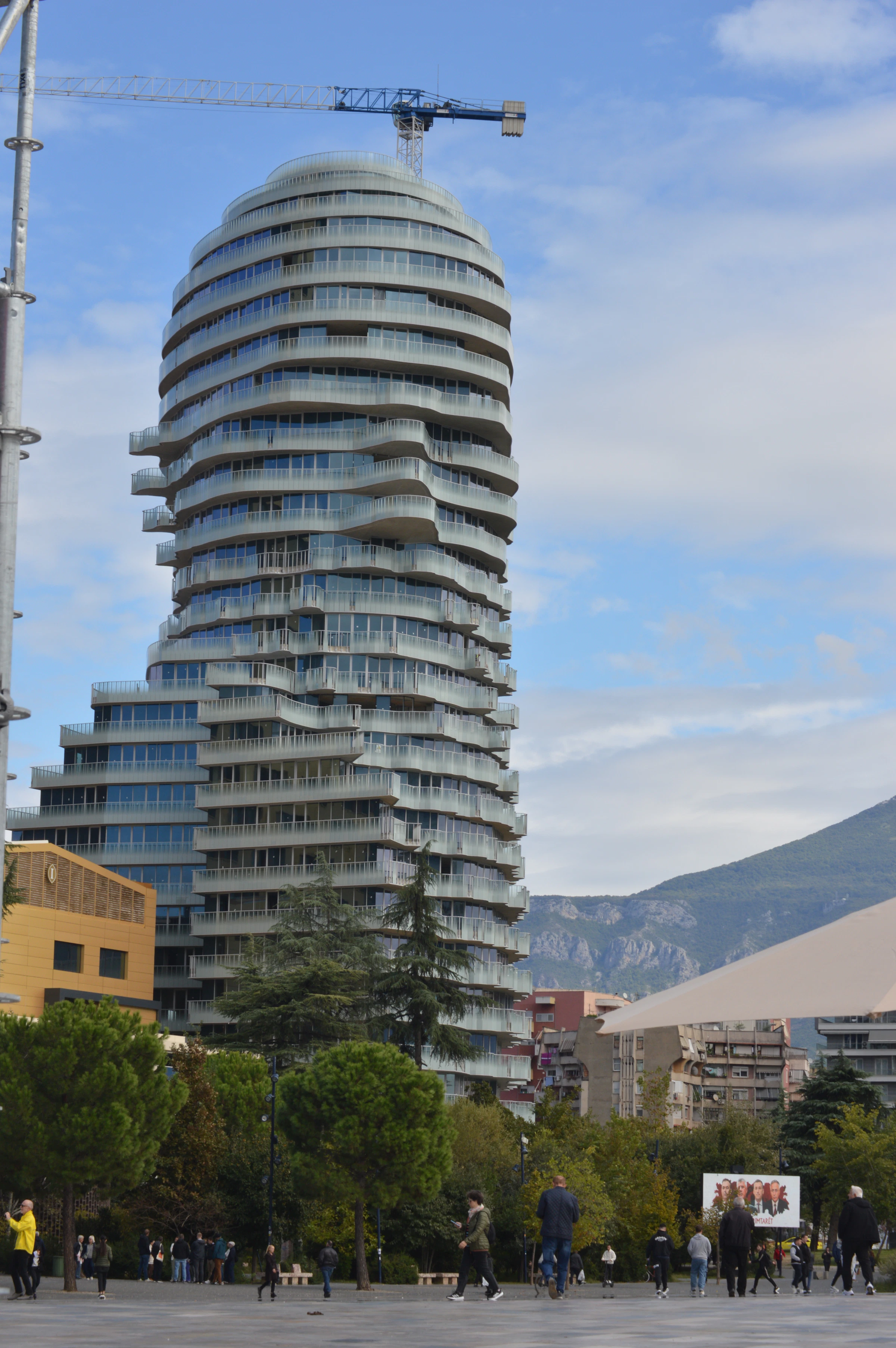 Albanie Union européenne — gratte-ciel résidentiel moderne à Tirana, transformation urbaine pré-adhésion
