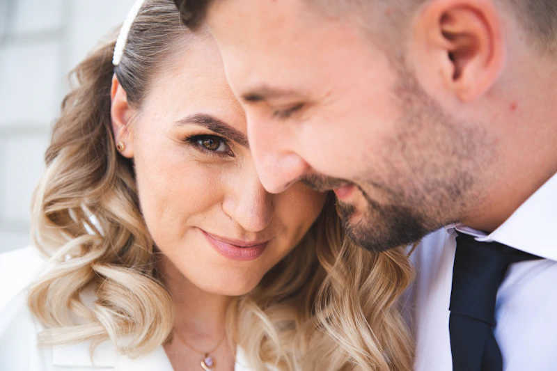 pareja abrazada y sonriendo a cámara