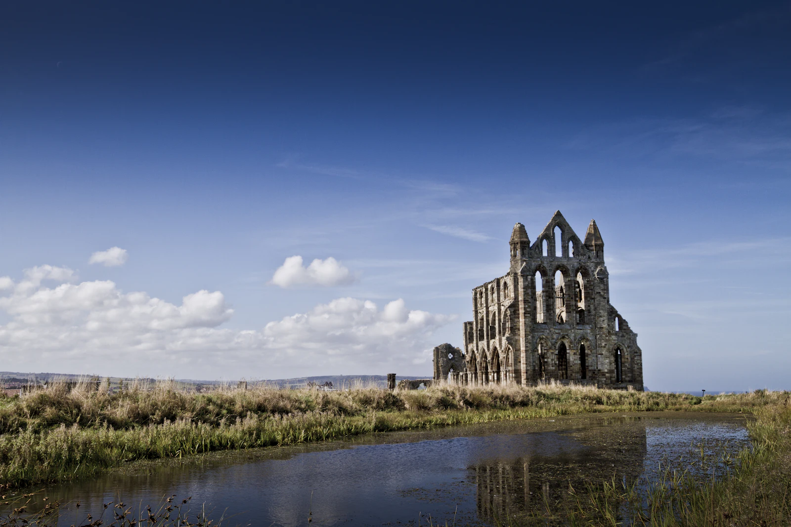 Ruines d'une abbatiale gothique sur fond de ciel bleu (abbaye de Whitby, image d'illustration)