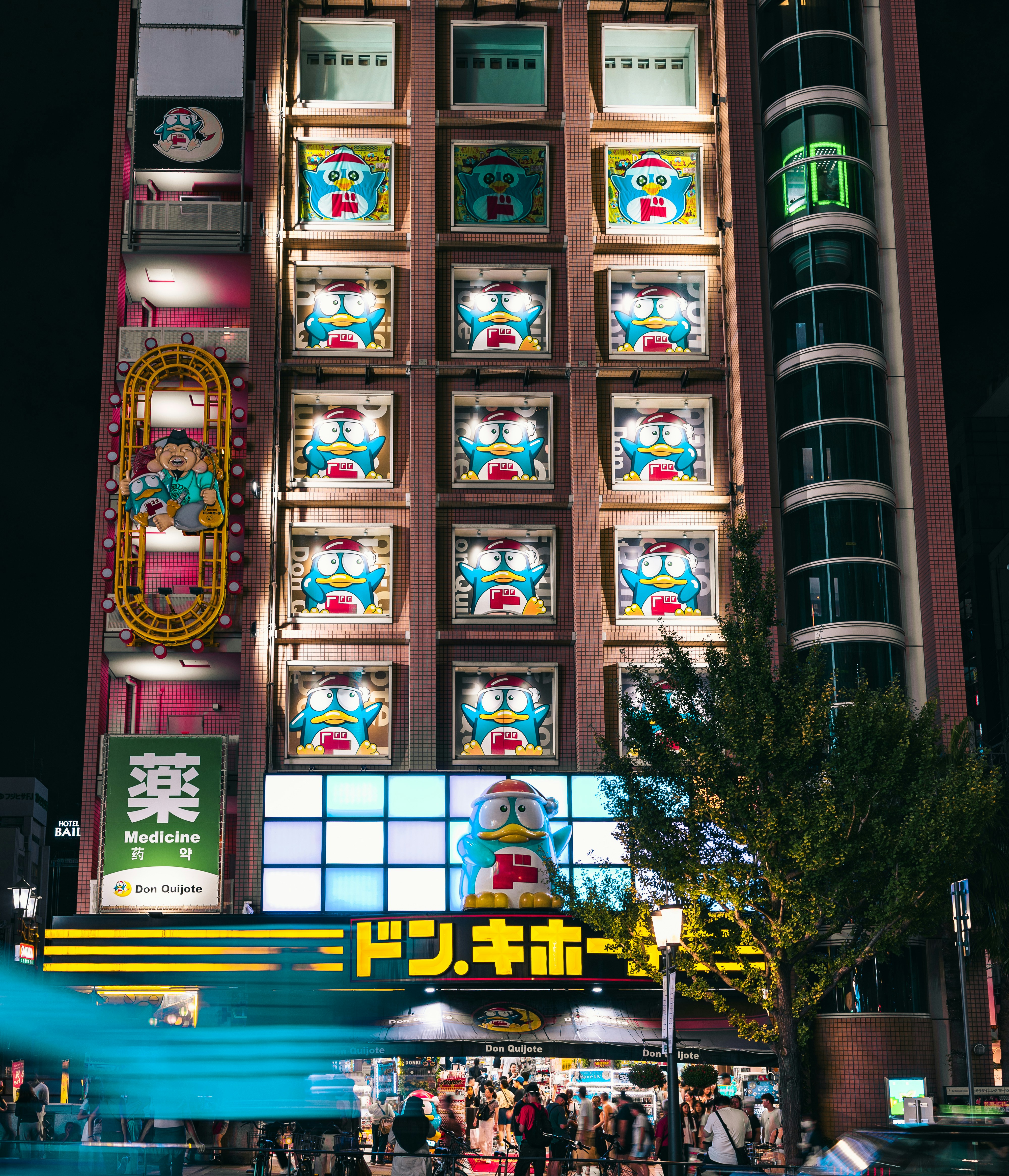 Mesin slot modern dengan lampu warna-warni di kasino