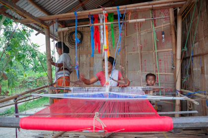 Perempuan desa Indonesia bertenun kain tradisional bersama-sama