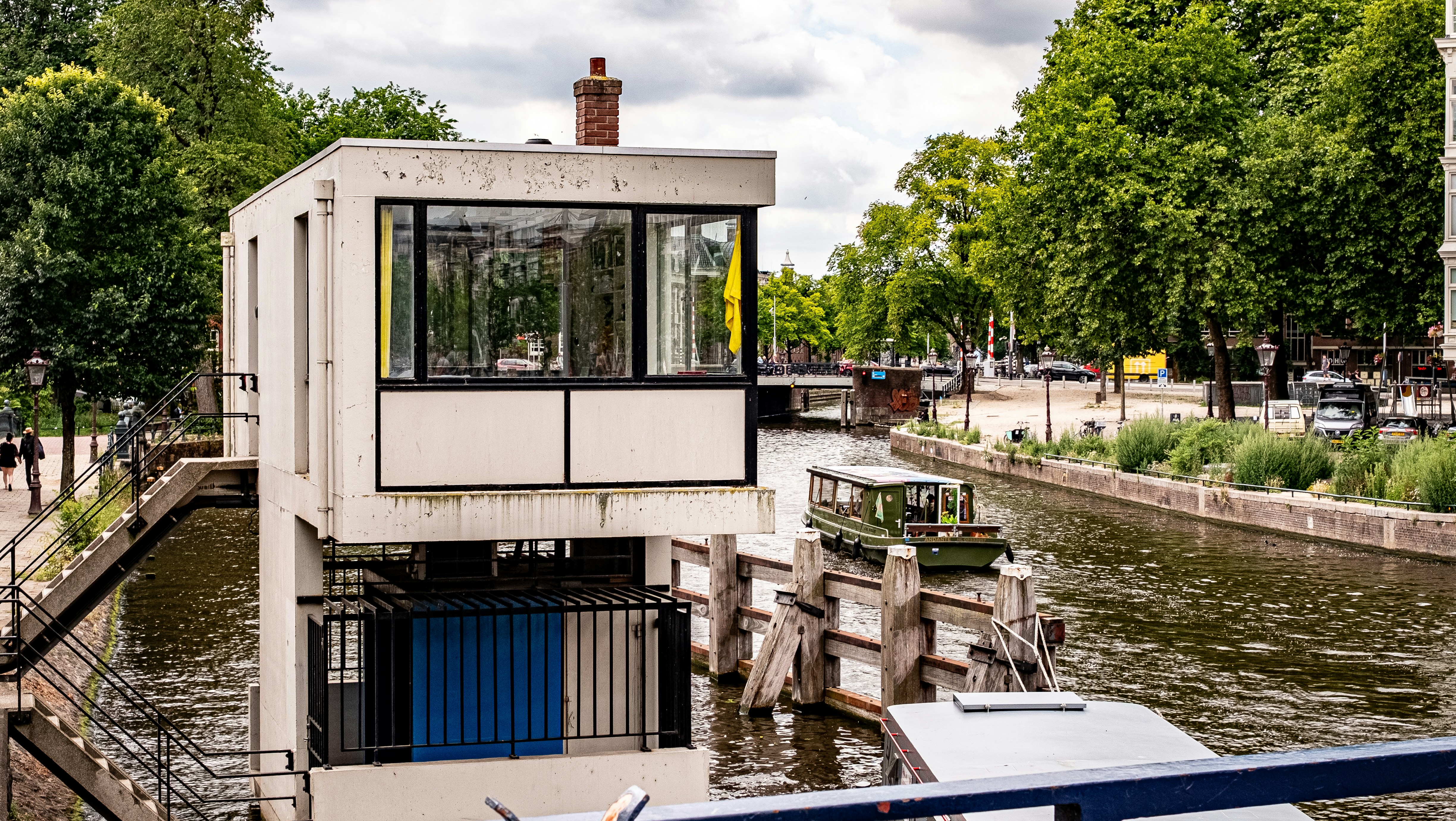 Casa flotante moderna en un canal arbolado