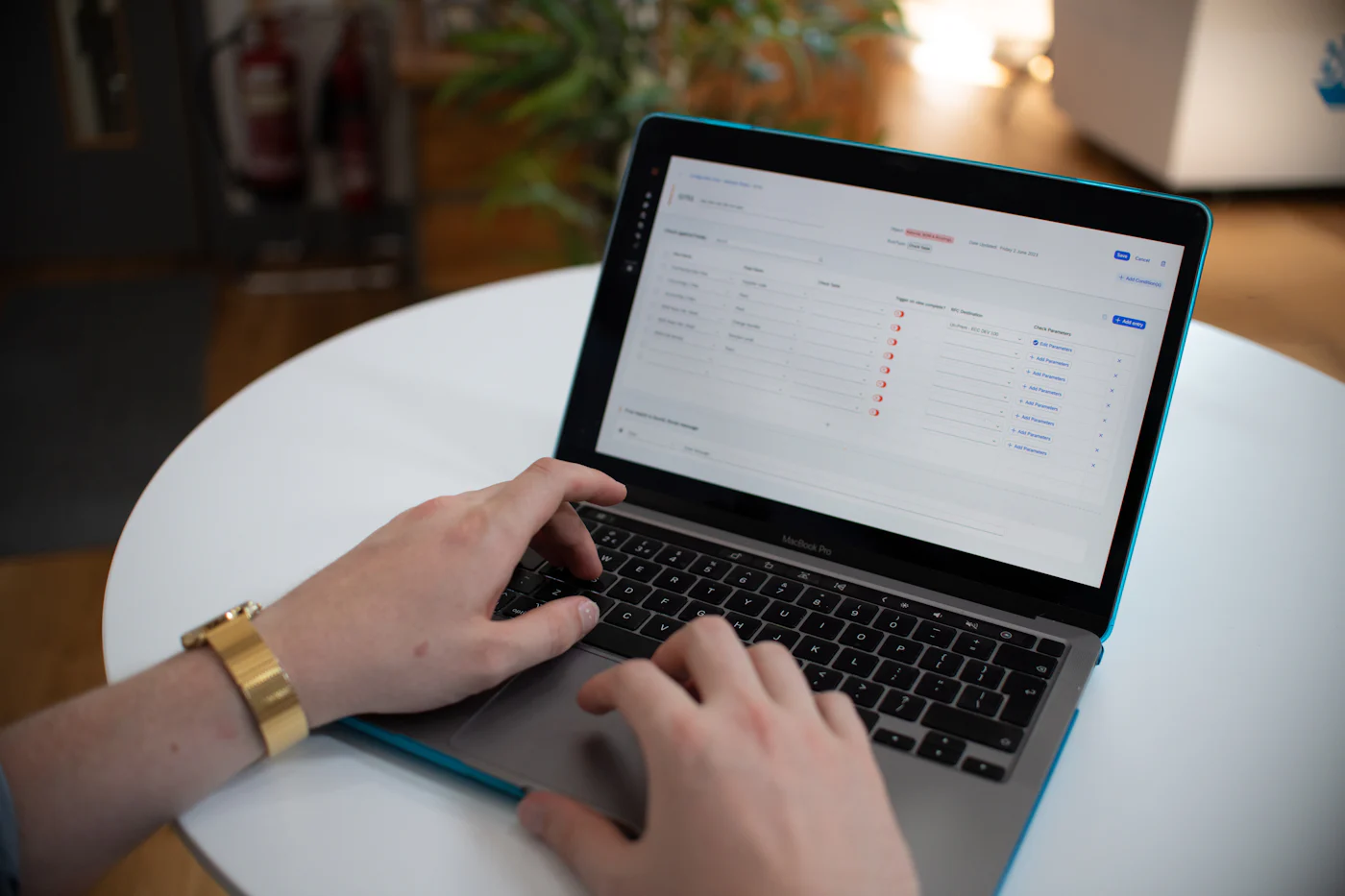 Manos usando un portátil con una tabla de datos, símbolo de procesos y CRM