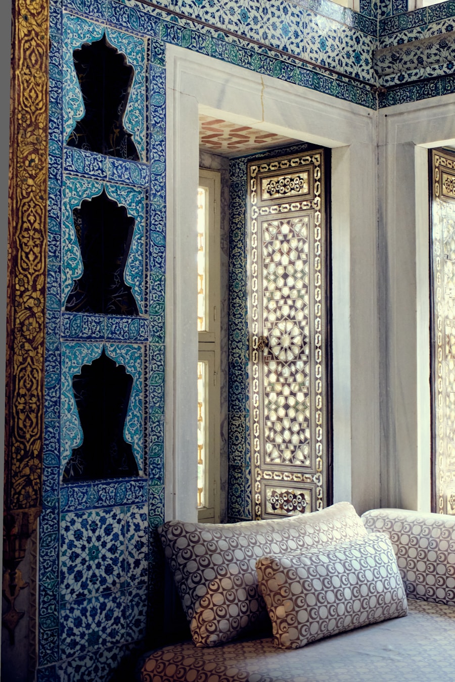 Chambre Bahia avec ses zelliges bleus et ses coussins motifs traditionnels