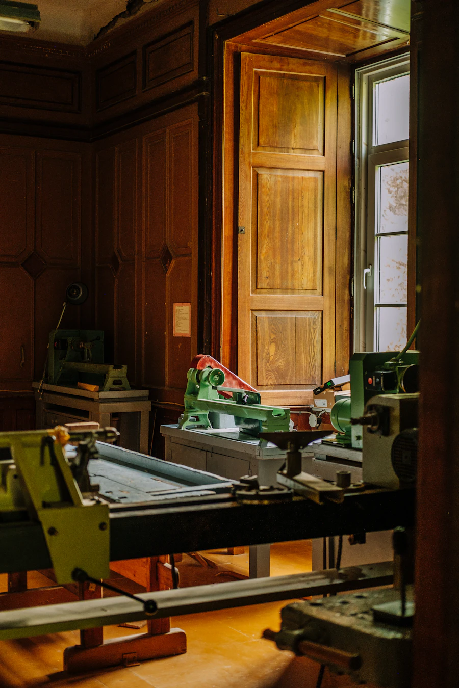 Atelier de menuiserie avec grande verrière