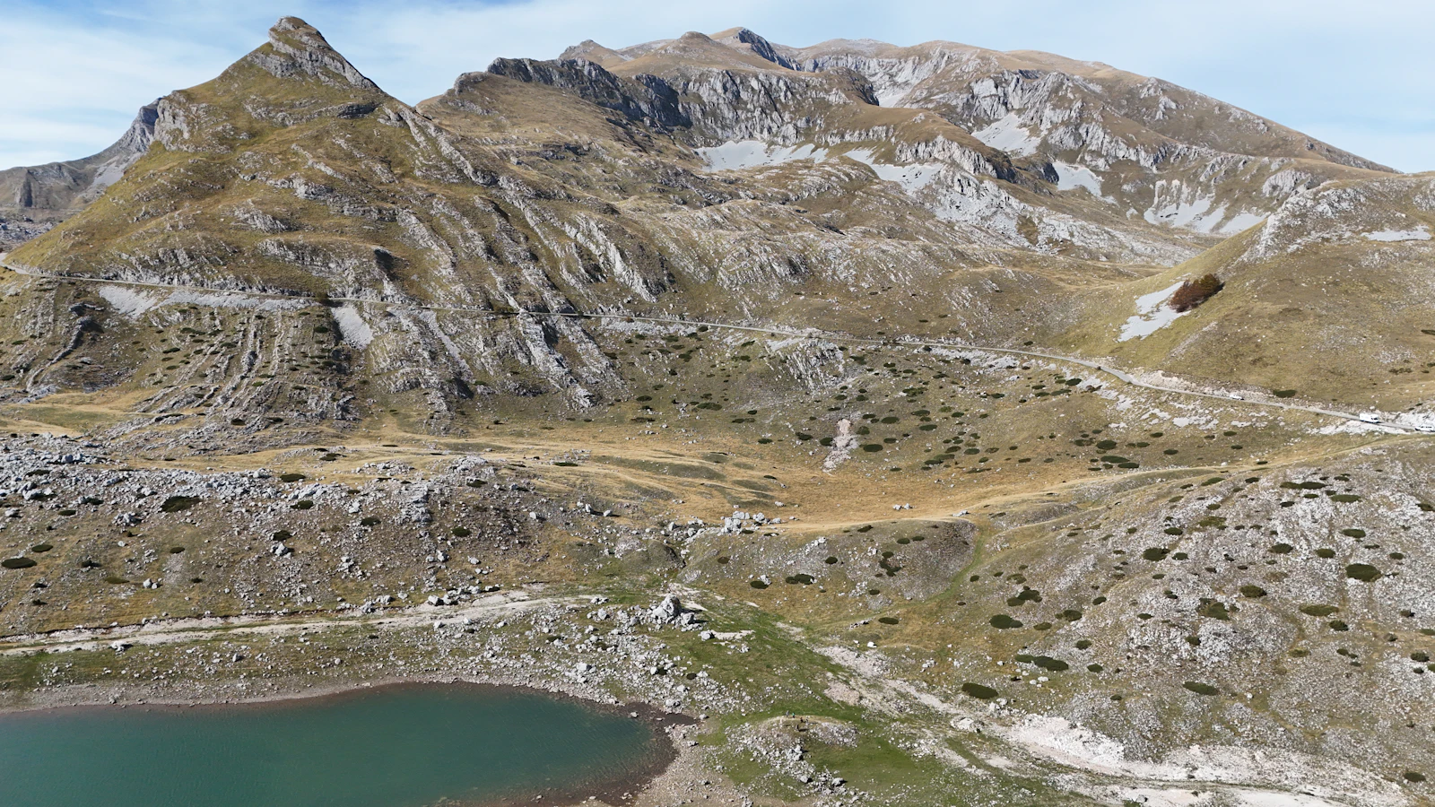 Jezero ispod vrhova Durmitora
