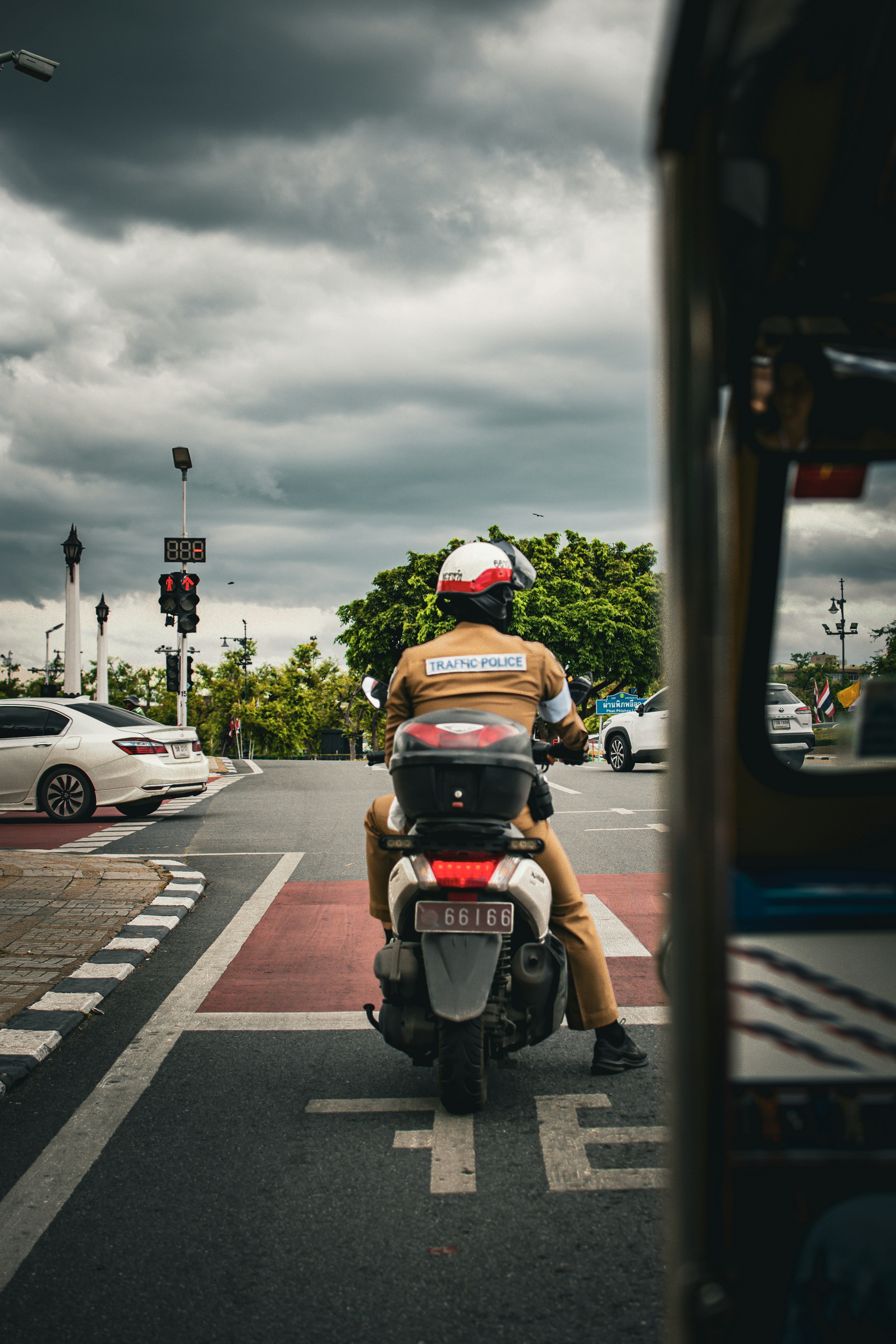 Homme en uniforme conduisant un scooter à l’intersection