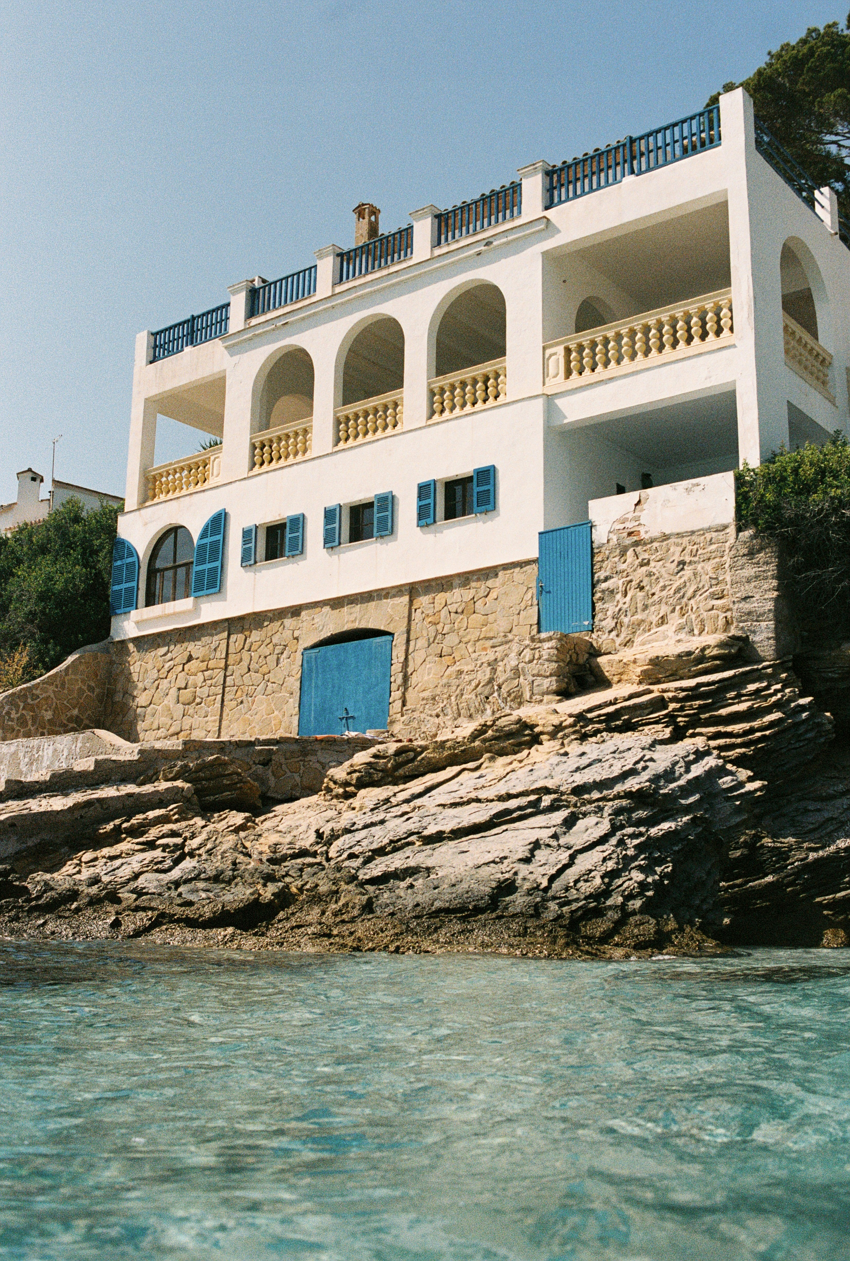 Airbnb vs hostel safety Spain